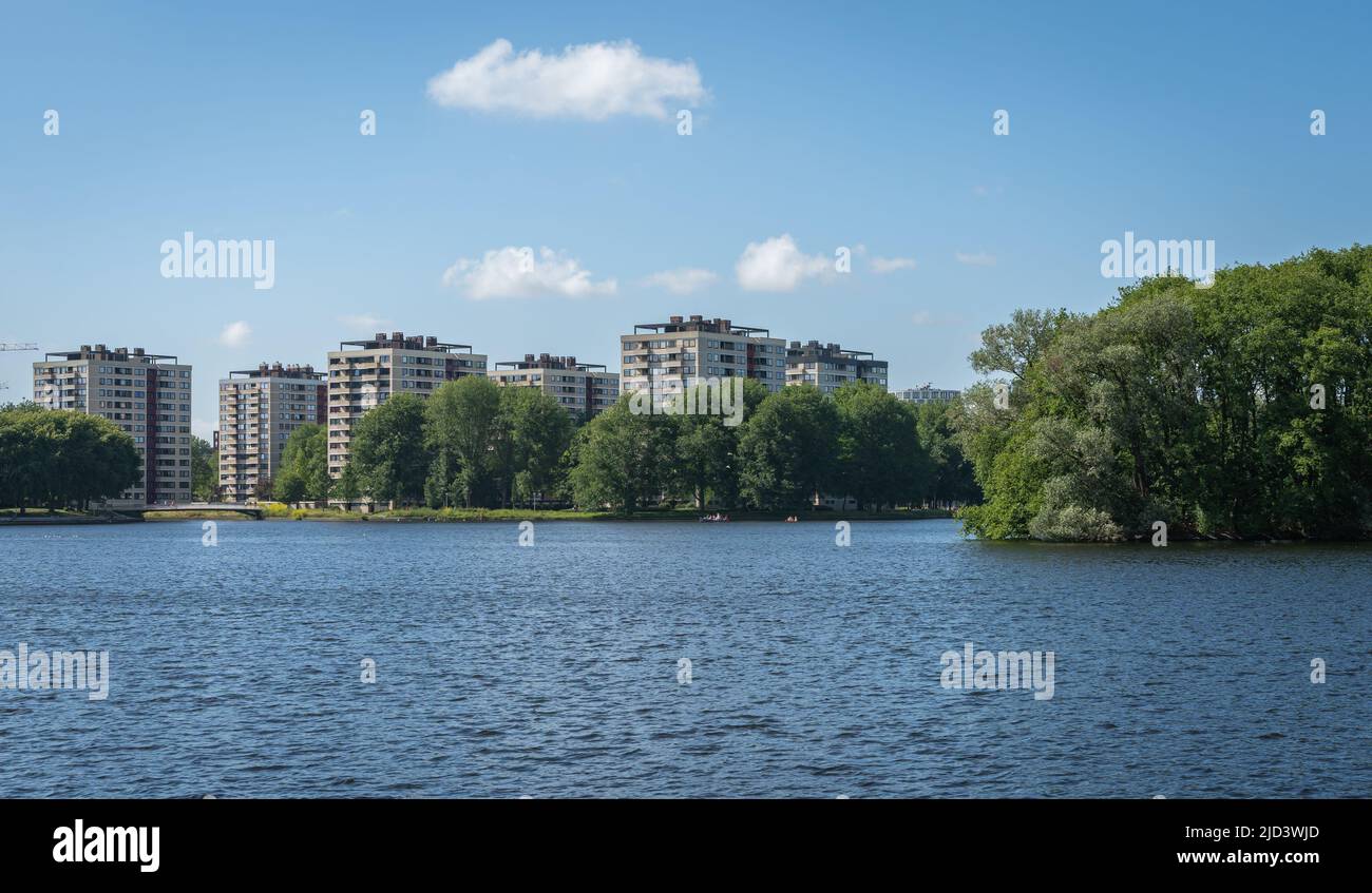 Lac Sloterplas et quartier résidentiel d'Osdorp à l'ouest d'Amsterdam, aux pays-Bas Banque D'Images