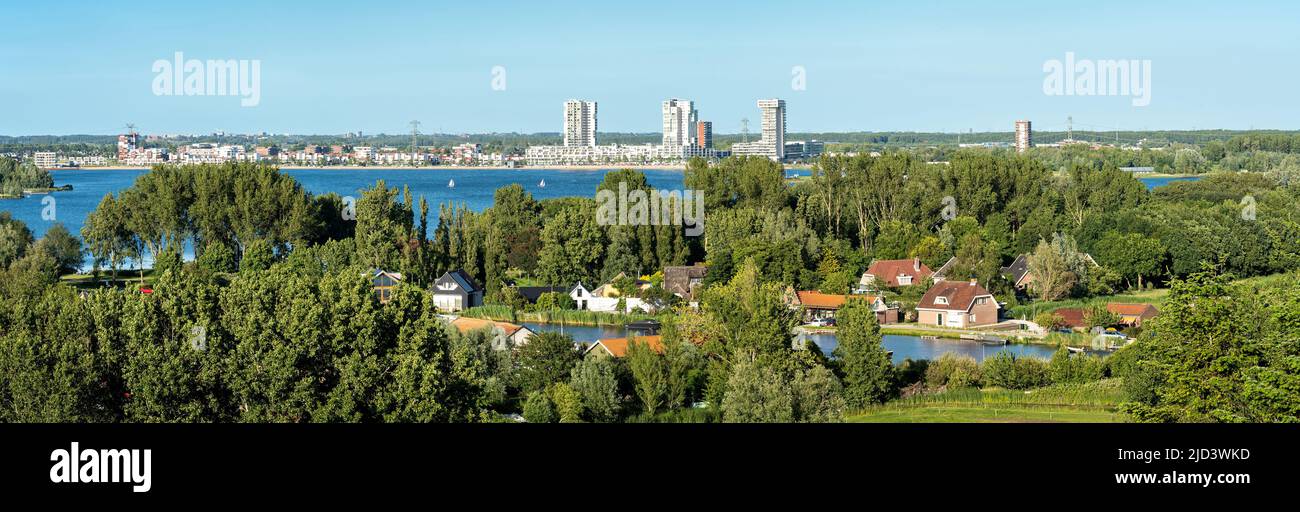 Vue panoramique sur la zone de loisirs au nord de Rotterdam avec le lac de Zevenhuizerplas et la rivière Rotte Banque D'Images