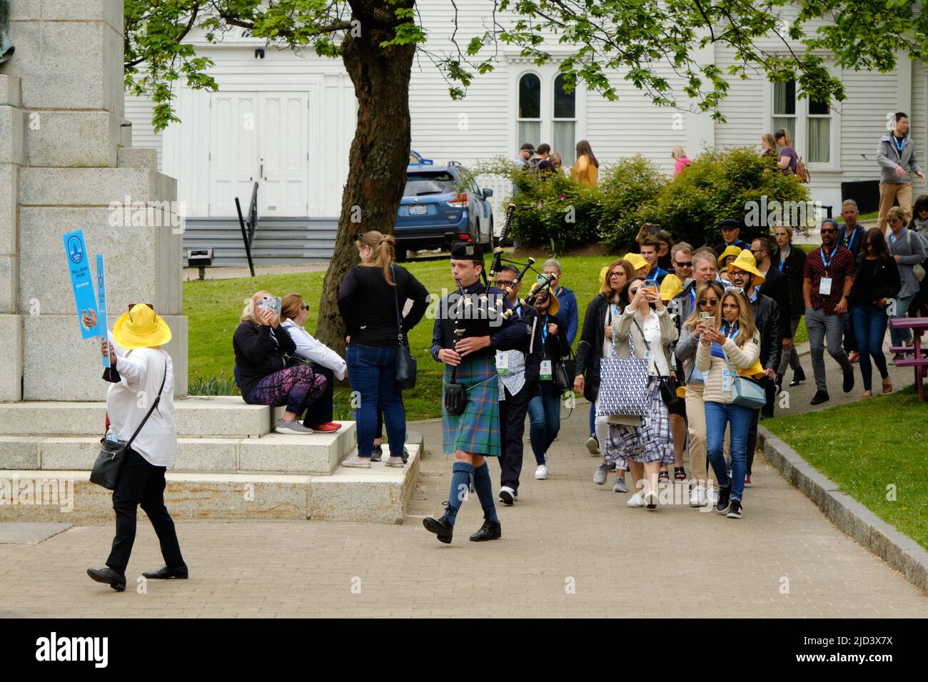 À mesure que les affaires reviennent, un groupe de la conférence mène au centre de Halifax, en Nouvelle-Écosse, en direction du secteur riverain Banque D'Images