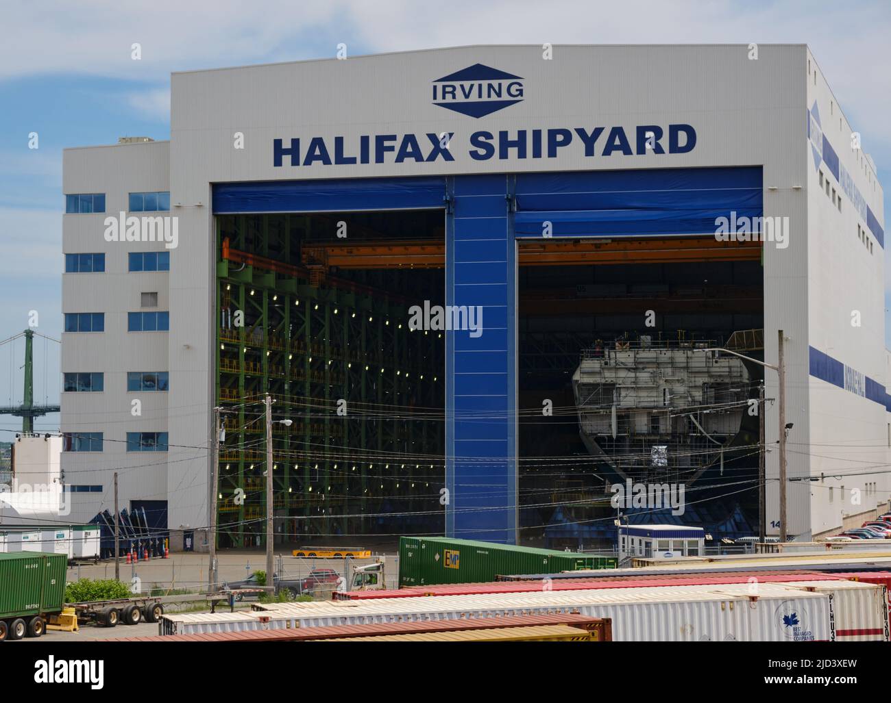 Le bâtiment du chantier naval Irving Halifax, porte ouverte montrant le bateau en construction Banque D'Images
