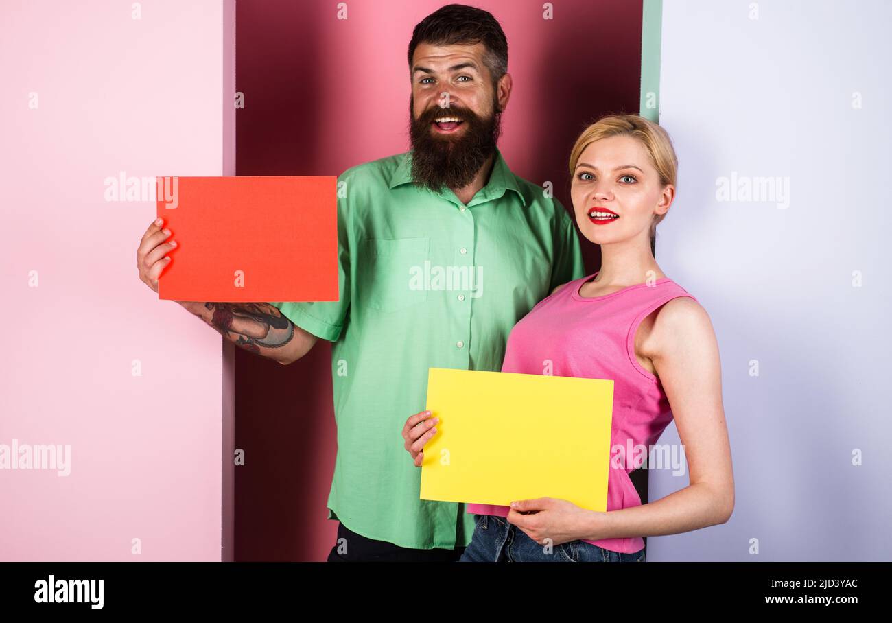 Couple avec des bannières publicitaires vides. Tableaux d'affichage. Vente. Shopping. Copier l'espace. Vendredi noir. Banque D'Images