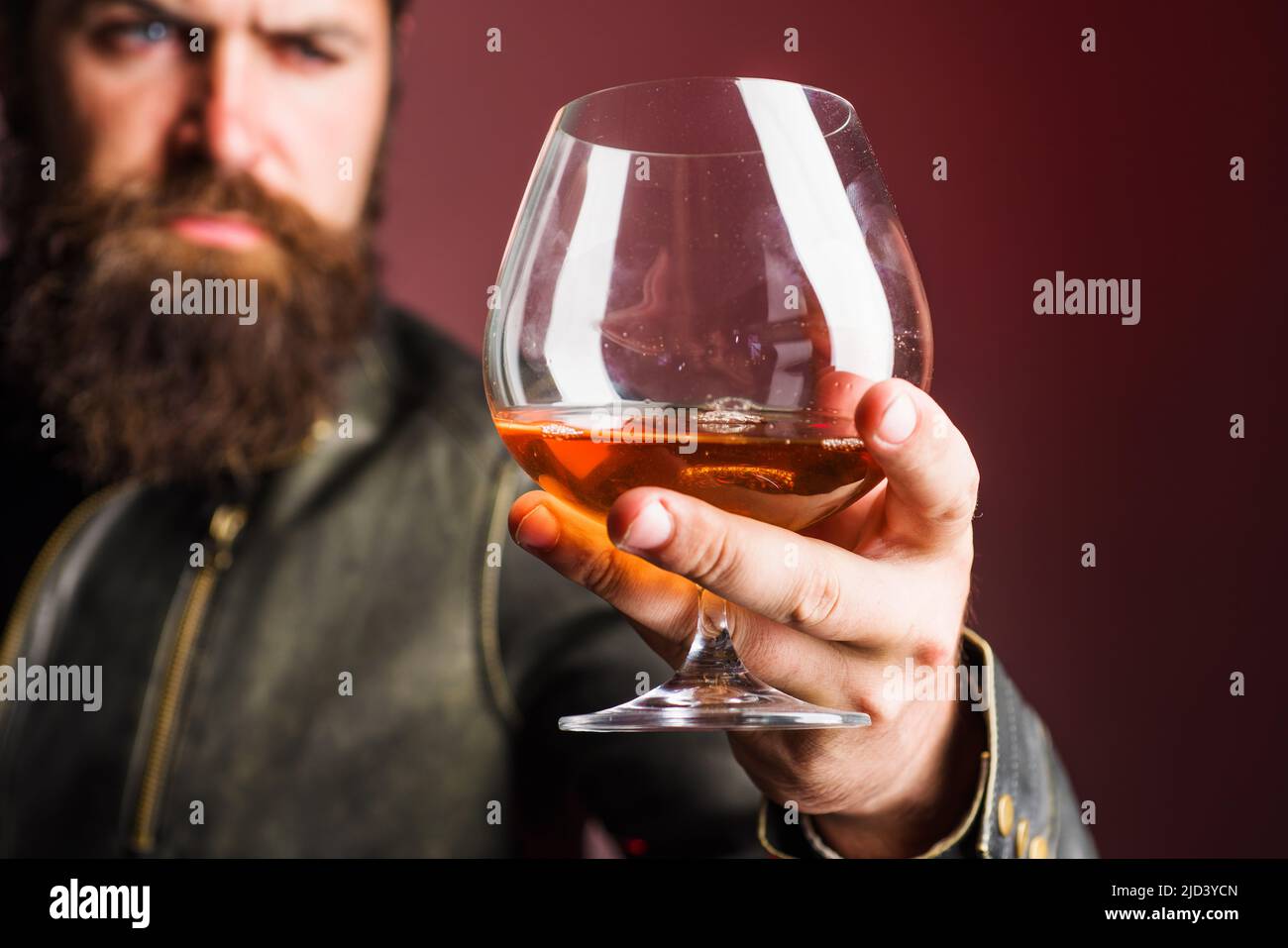 Main masculine avec un verre de whisky ou de brandy. Boisson alcoolisée. Dégustation, dégustation. Fête, vacances. Banque D'Images