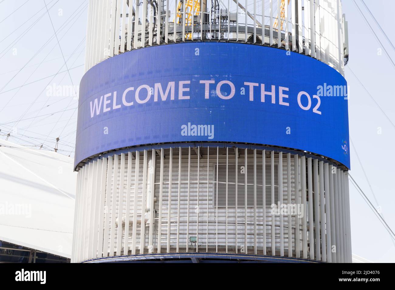 « Welcome TO THE O2 » éclairé sur fond bleu sur écran LED North Greenwich London UK Banque D'Images