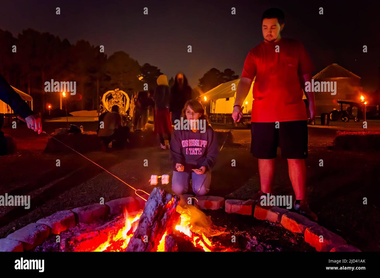 Les gens toast s mores over a bonfire, 25 septembre 2012, à Caledonia, Mississippi. S’mores est un vrai régal de feu de camp. Banque D'Images