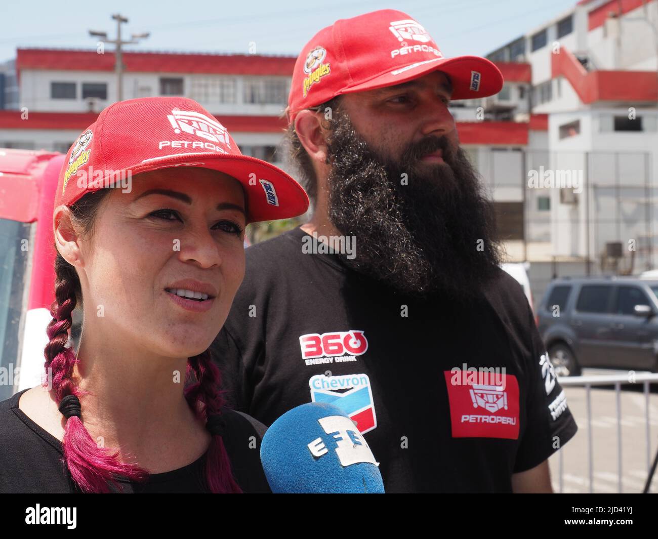 Alonso Carrillo (L) et Fernanda Kanno (R), concurrents péruviens, dans le lancement du Dakar 2019. La course de 5 000 km s'étend cette année à 100% au Pérou. Banque D'Images