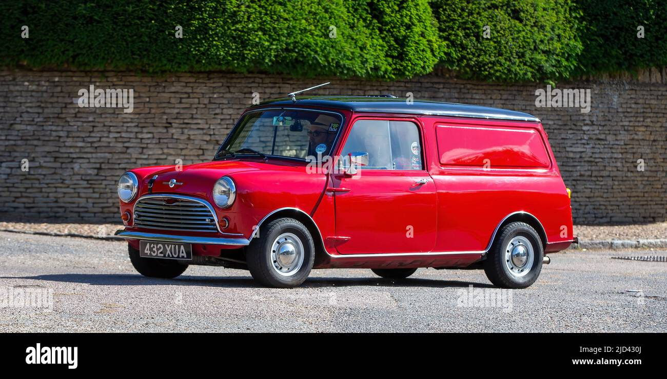 Mini-fourgonnette Morris rouge 1962, 1300 cm3 Banque D'Images