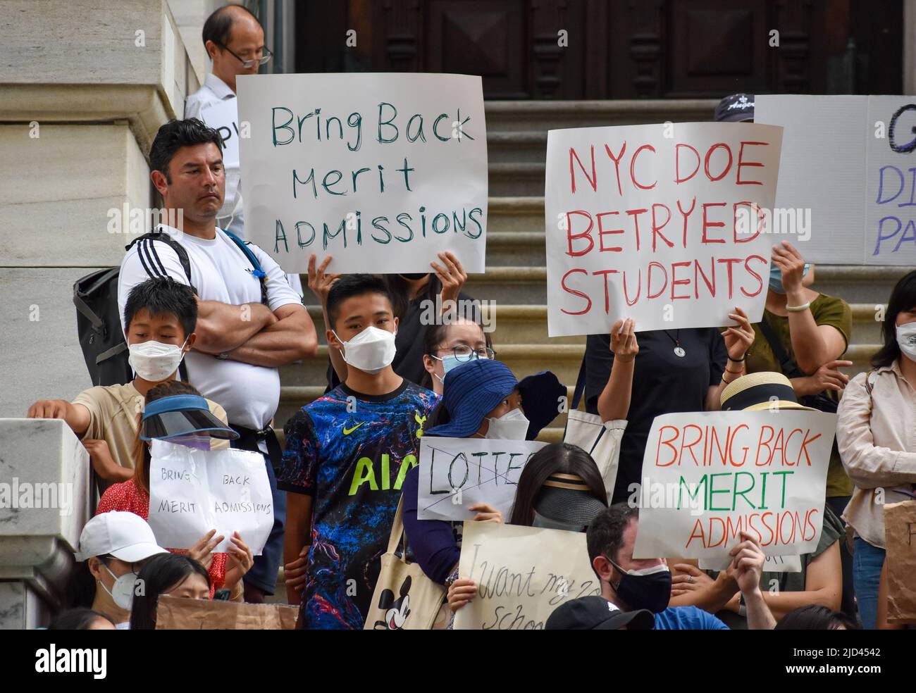 Des centaines d'étudiants et de parents inquiets se sont réunis au New York Department of Education Building à Lower Manhattan pour demander le système d'admission au mérite Banque D'Images