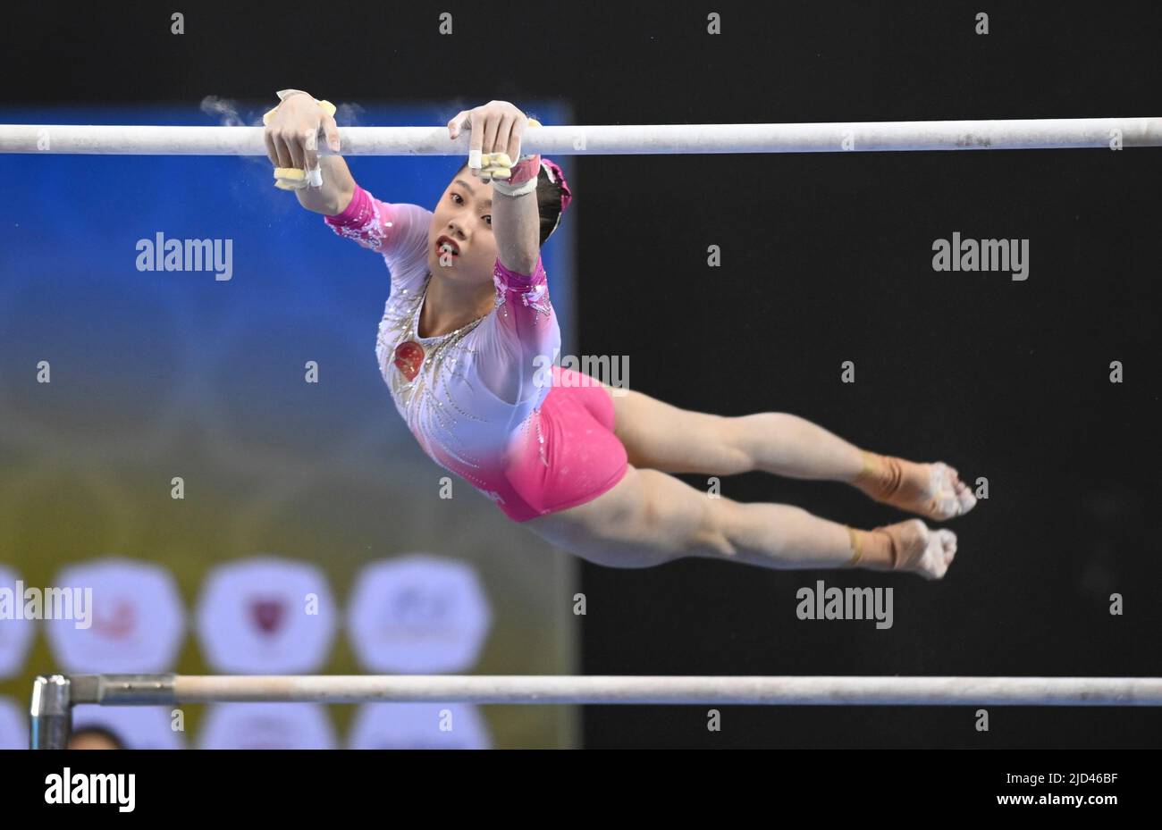 Doha. 17th juin 2022. Wei Xiaoyuan, de Chine, participe à l'épreuve des bars inégaux lors des championnats asiatiques de gymnastique artistique senior de 9th à Doha, au Qatar, sur 17 juin 2022. Credit: Nikku/Xinhua/Alay Live News Banque D'Images