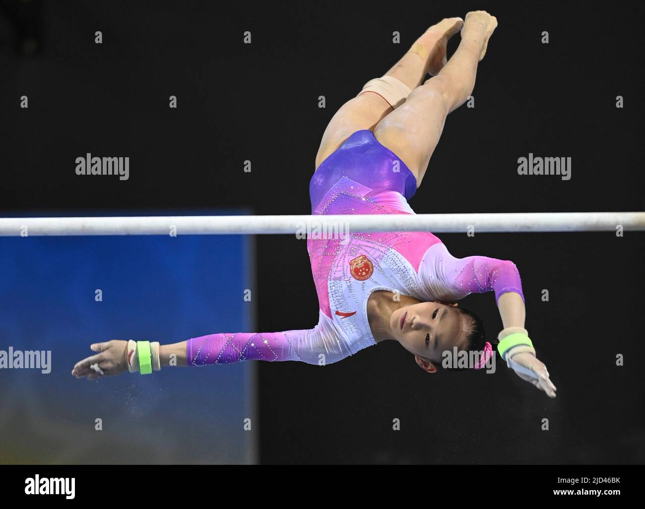 Doha. 17th juin 2022. Tang Xijing, de Chine, participe à l'épreuve de l'inégalité des bars lors des championnats asiatiques de gymnastique artistique senior de 9th à Doha, au Qatar, sur 17 juin 2022. Credit: Nikku/Xinhua/Alay Live News Banque D'Images