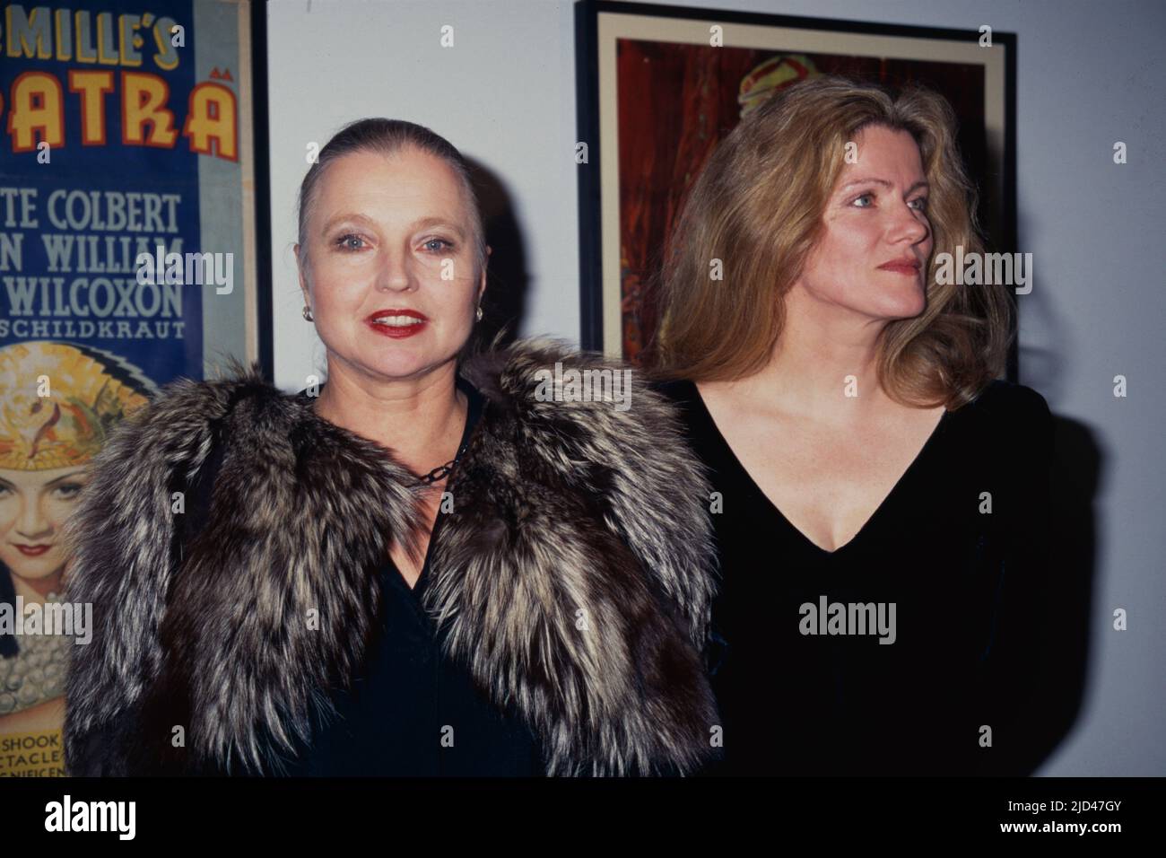Hanna Schygulla et Barbara Sukowa participent à la célébration de la rétrospective de Rainer Werner Fassbinder au Musée d'art moderne de New York, sur 23 janvier 1997. Crédit photo : Henry McGee/MediaPunch Banque D'Images