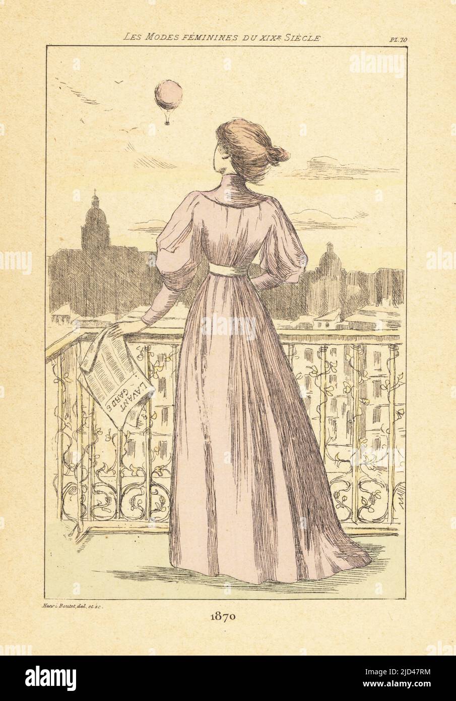 Femme à la mode sur un balcon tenant le journal l'avant Garde en regardant un ballon volant pendant le siège de Paris, 1870. Gravure en pointe-seche ou à pointe-séche de couleur main par Henri Boutet des modes Feminines du XIXème siècle Siecle (Fashions féminines du 19th siècle), Ernest Flammarion, Paris, 1902. Boutet (1851-1919) est un artiste, graveur, lithographe et designer français. Banque D'Images