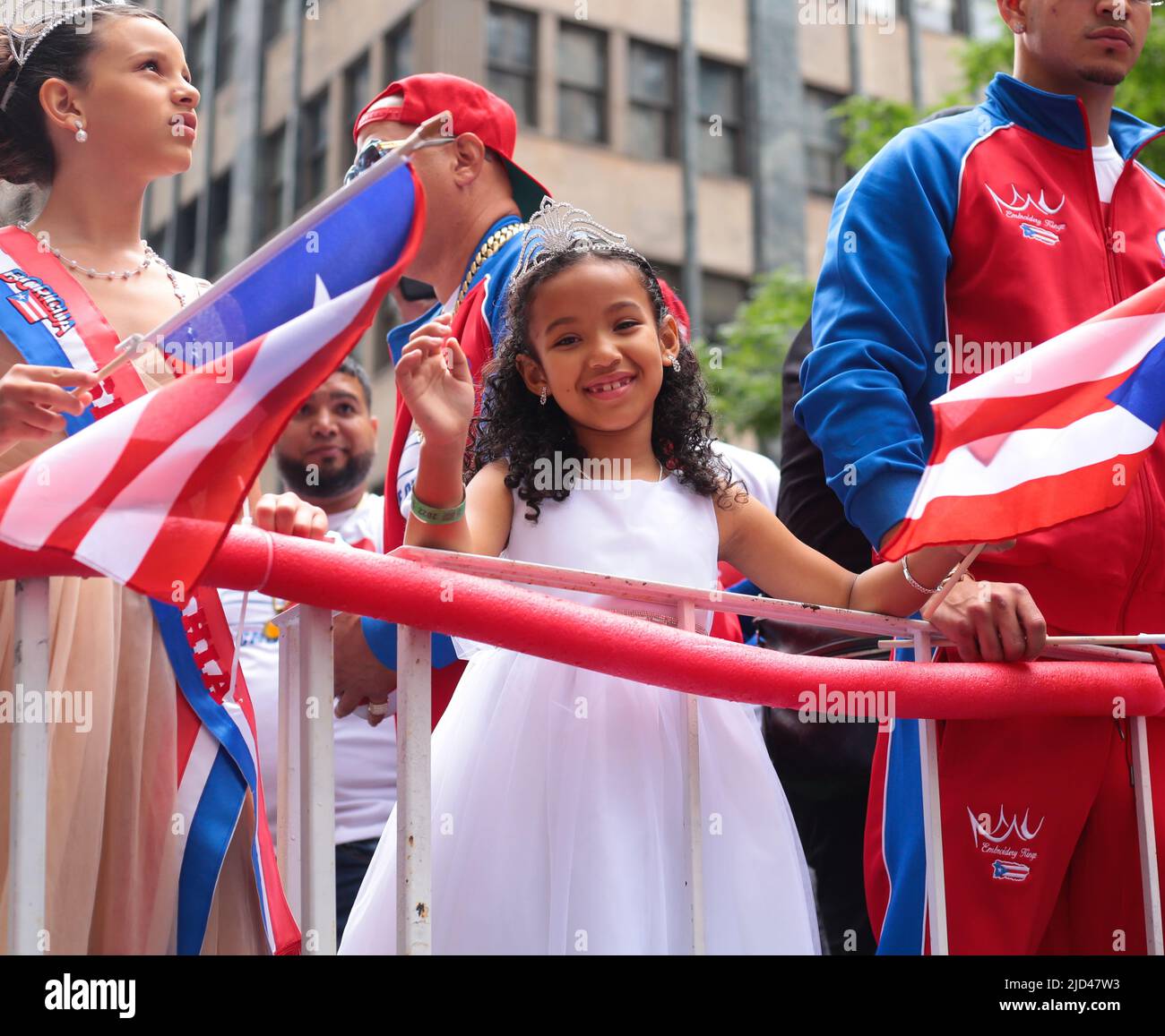 New York, New York - 12 juin 2022 : la parade nationale annuelle de la journée portoricaine 65th a eu lieu sur la Cinquième Avenue de New York Banque D'Images