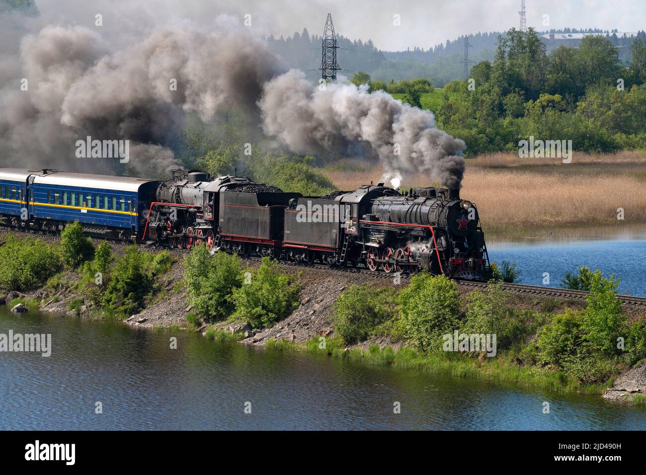 HELYULYA, RUSSIE - 11 JUIN 2022 : deux anciennes locomotives à vapeur de la série L de la série L tirent le train rétro touristique 'Ruskeala Express' Banque D'Images