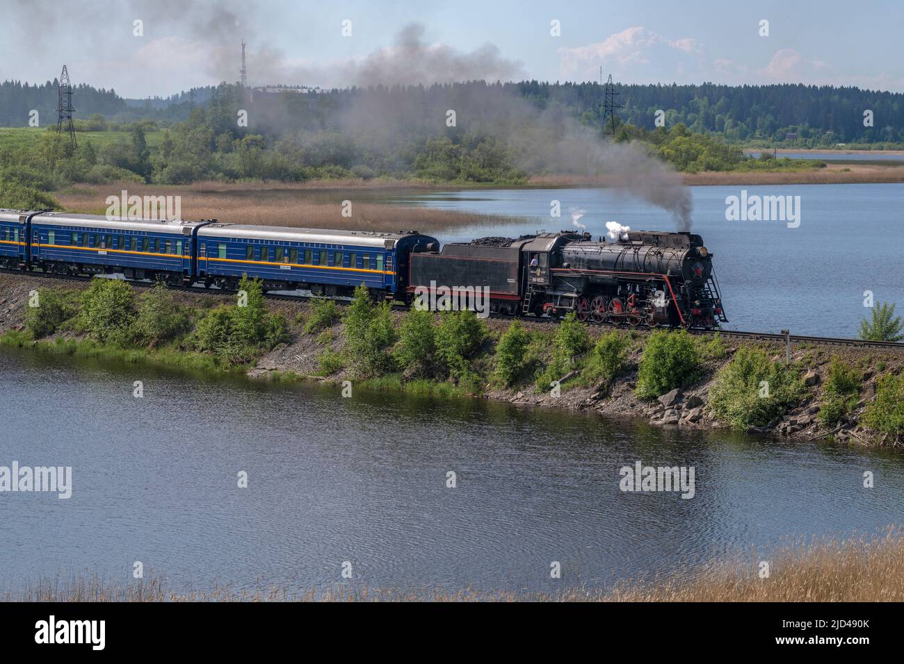HELULYA, RUSSIE - 11 JUIN 2022 : locomotive à vapeur L-0522 avec train rétro touristique 'Ruskeala Express' sur le barrage du lac Karmalanyarvi Banque D'Images
