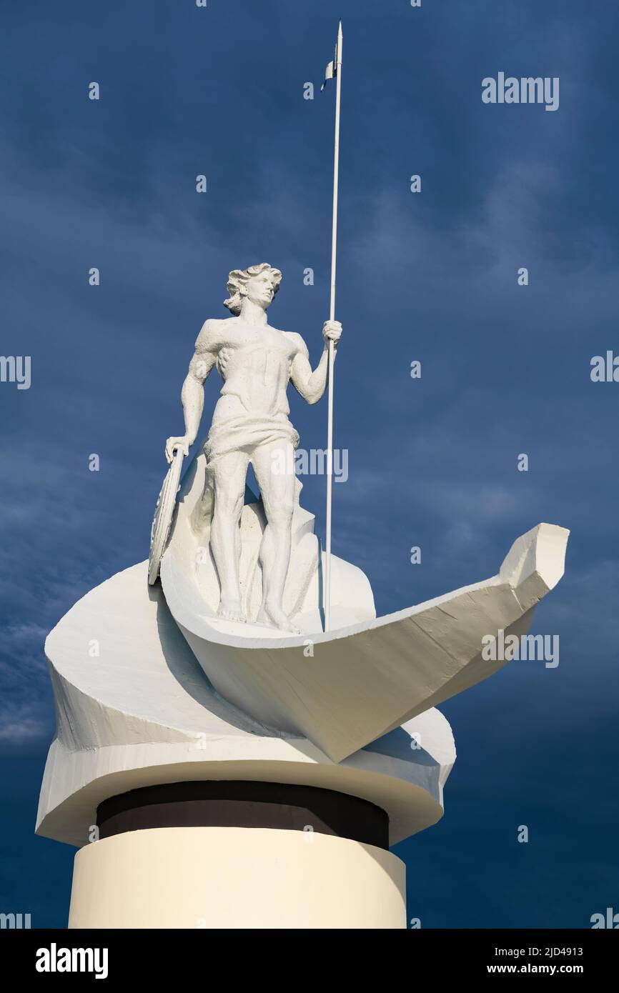 PETROZAVODSK, RUSSIE - 12 JUIN 2022 : sculpture 'Onego' (naissance de Petrozavodsk) en gros plan contre un ciel sombre Banque D'Images