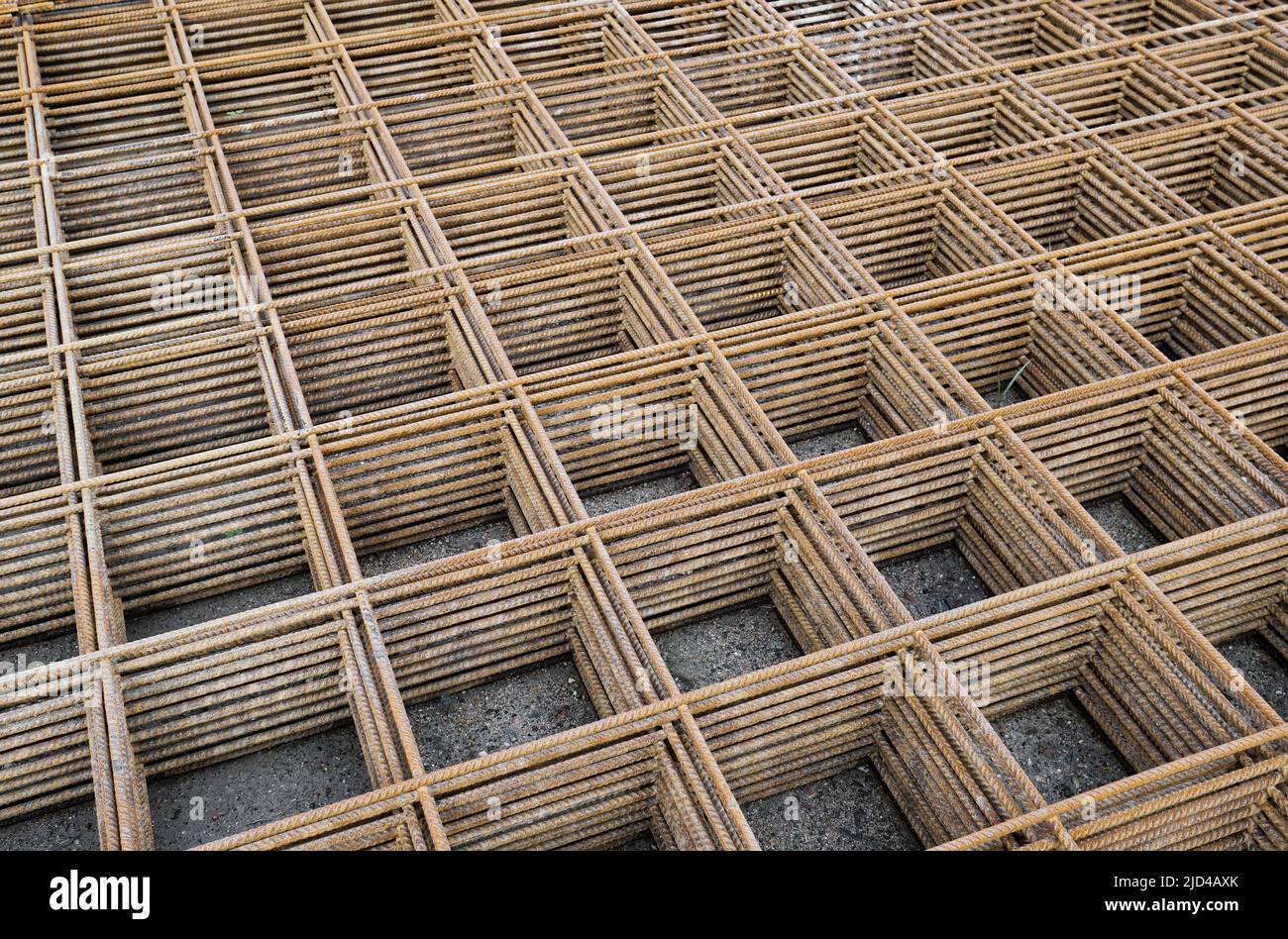 Un tas de treillis métallique en acier rouillé pour les travaux de béton de dalle sur le chantier de construction Banque D'Images