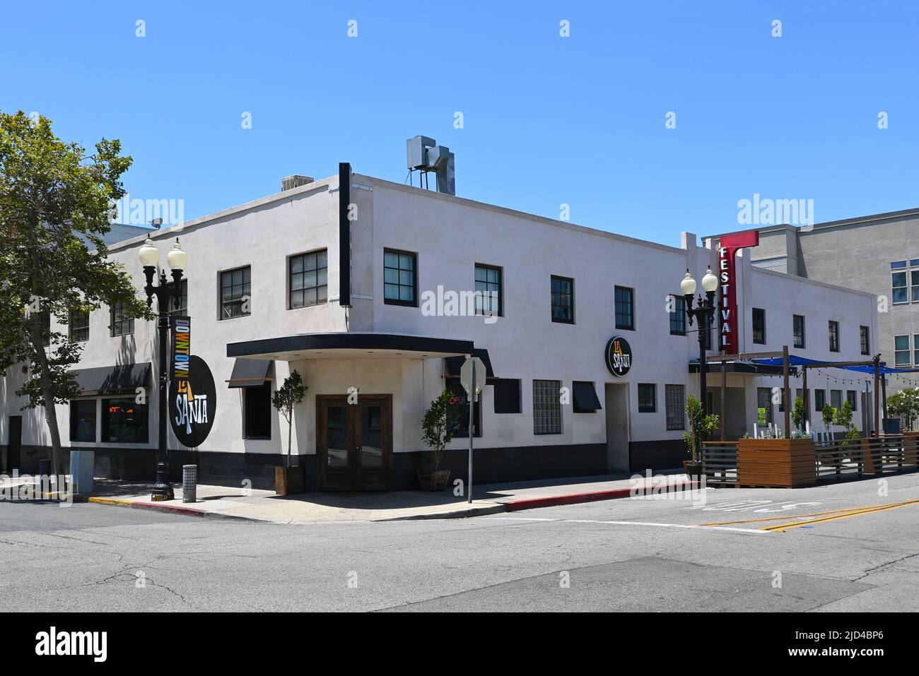 SANTA ANA, CALIFORNIE - 17 JUIN 2022: La Santa une salle de concert intime, avec bar et restaurant, dans le quartier historique du centre-ville. Banque D'Images