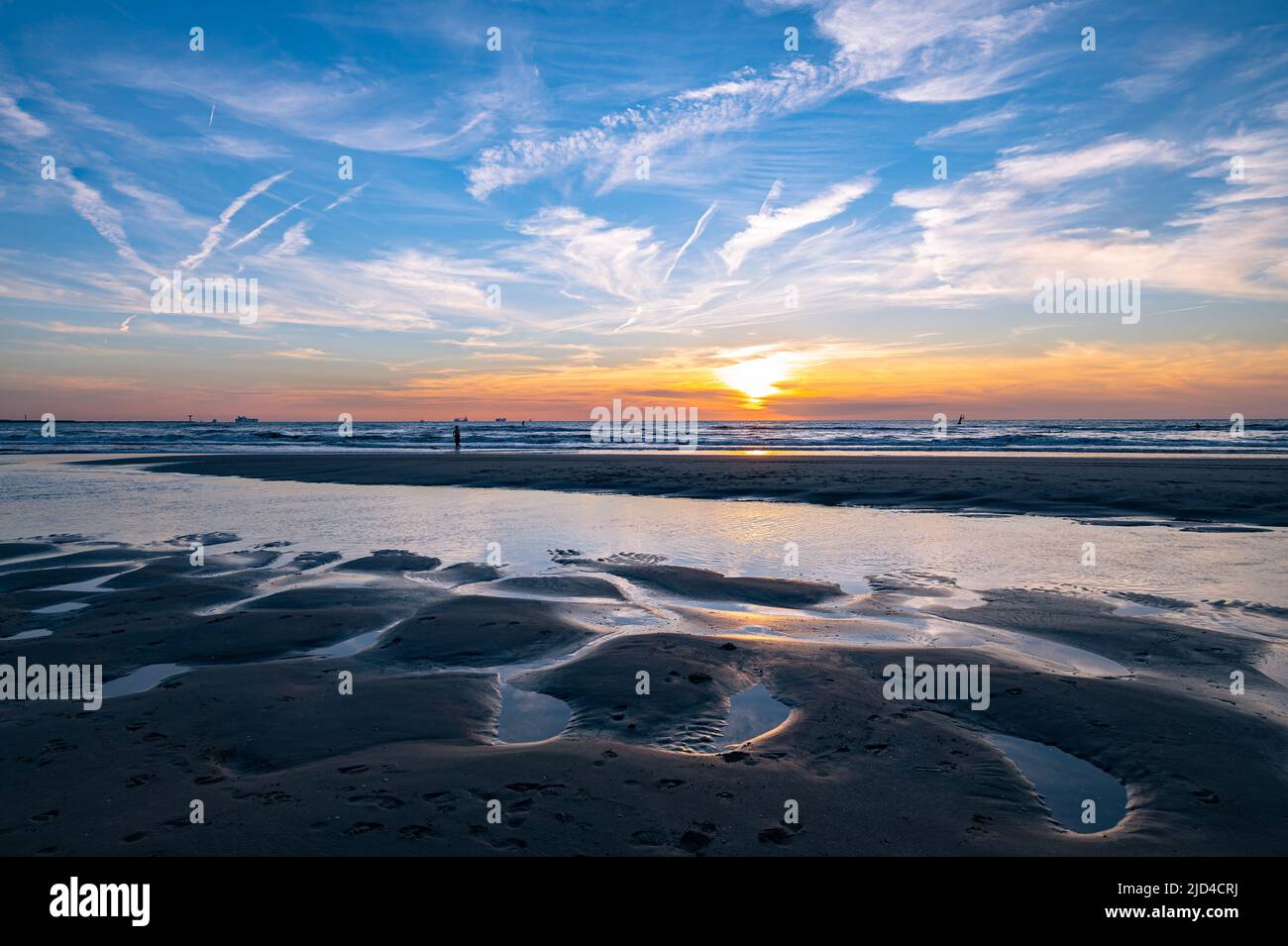 Coucher de soleil dans la mer du Nord avec motif de sable aquatique naturel au premier plan Banque D'Images