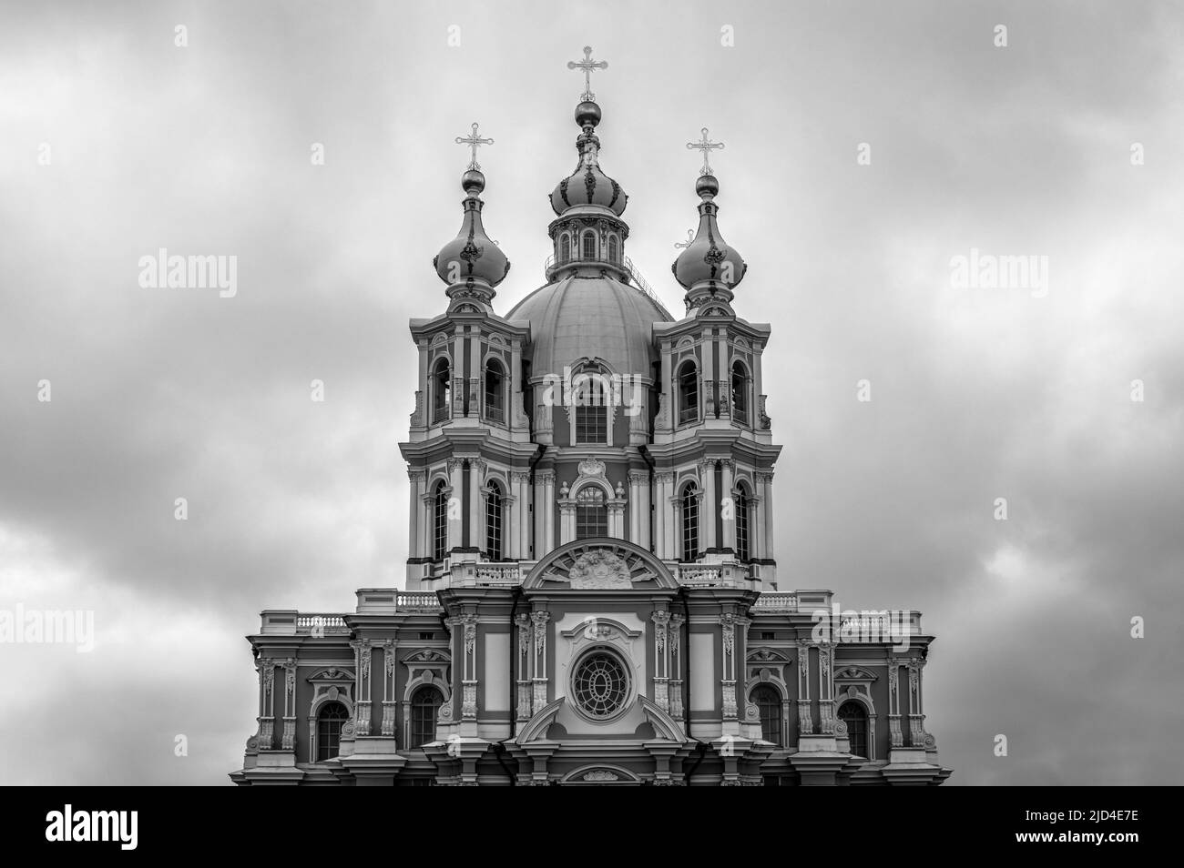 Couvent de Smolny de la Résurrection contre ciel nuageux. Saint-Pétersbourg, Russie. Noir et blanc. Banque D'Images