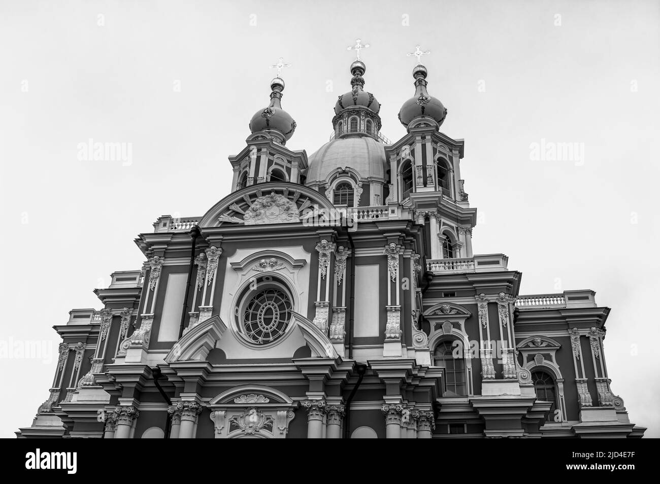 Couvent de Smolny de la Résurrection contre ciel nuageux. Saint-Pétersbourg, Russie. Vue vers le haut. Noir et blanc. Banque D'Images