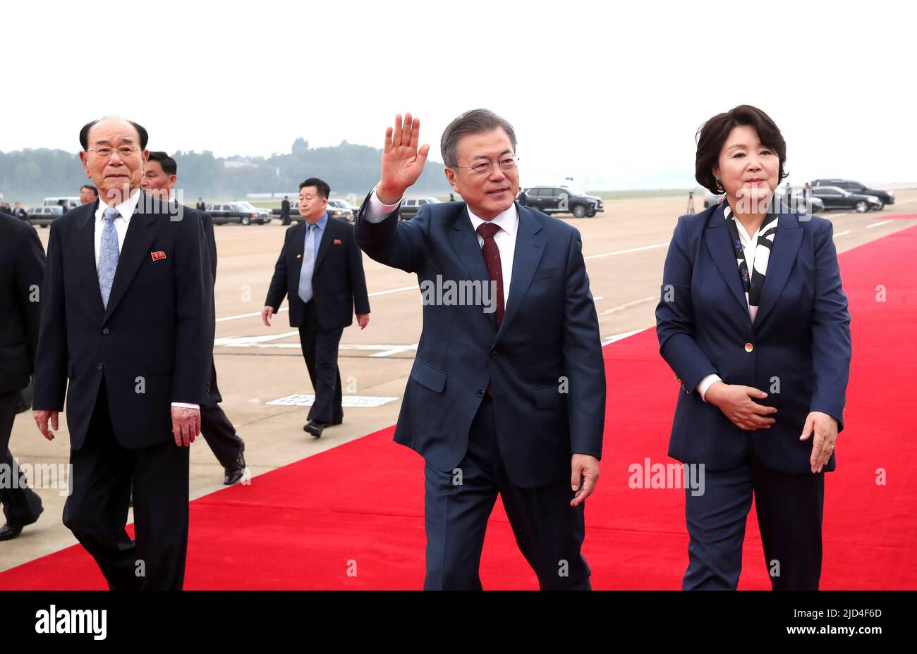 20 sept 2018-Pyeongyang, Président Corée du Nord-Corée du Sud Moon Jae-in et la première dame Kim Jung Sook se dirigent vers la montagne de baekdu pour quitter Pyeongyang à l'aéroport de Sunan à Pyeongyang, en Corée du Nord. Le président sud-coréen Moon Jae-in et le dirigeant nord-coréen Kim Jong-un se sont lancés jeudi dans un rare voyage au sommet du mont Paekdu, dans le cadre d'un événement destiné à renforcer leurs liens personnels et à souligner le succès de leur sommet bilatéral à Pyongyang. / PRESSE COMMUNE PHOTO CORP Banque D'Images