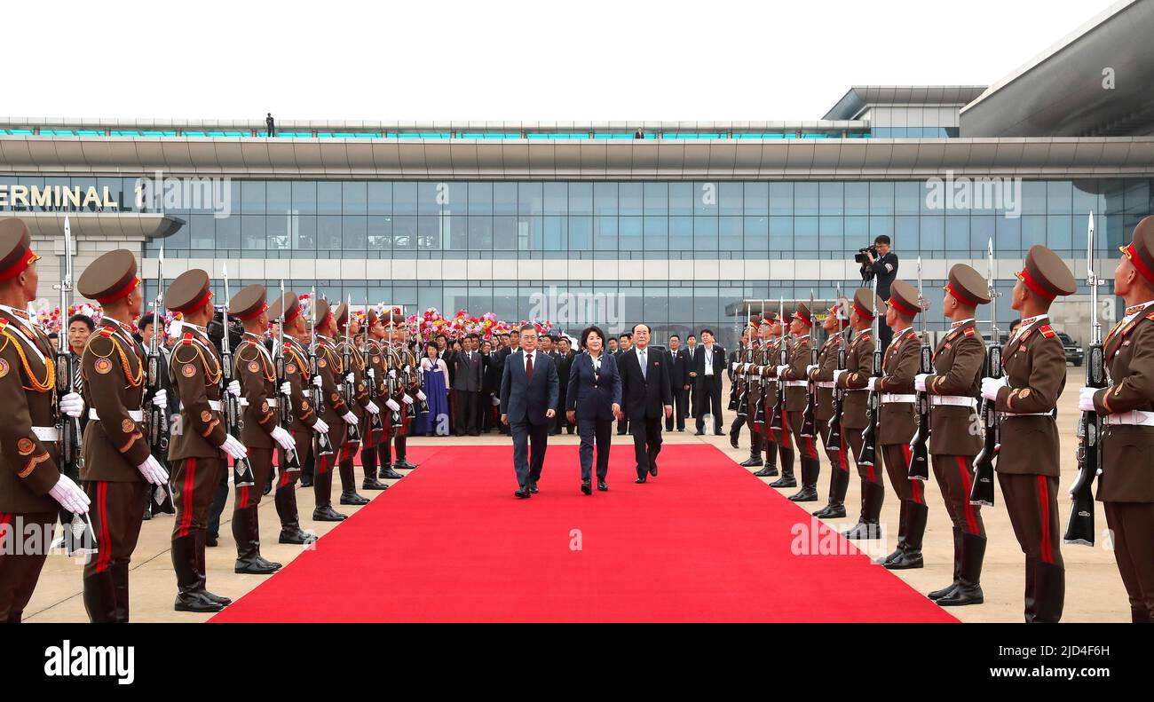 20 sept 2018-Pyeongyang, Président Corée du Nord-Corée du Sud Moon Jae-in et la première dame Kim Jung Sook se dirigent vers la montagne de baekdu pour quitter Pyeongyang à l'aéroport de Sunan à Pyeongyang, en Corée du Nord. Le président sud-coréen Moon Jae-in et le dirigeant nord-coréen Kim Jong-un se sont lancés jeudi dans un rare voyage au sommet du mont Paekdu, dans le cadre d'un événement destiné à renforcer leurs liens personnels et à souligner le succès de leur sommet bilatéral à Pyongyang. / PRESSE COMMUNE PHOTO CORP Banque D'Images
