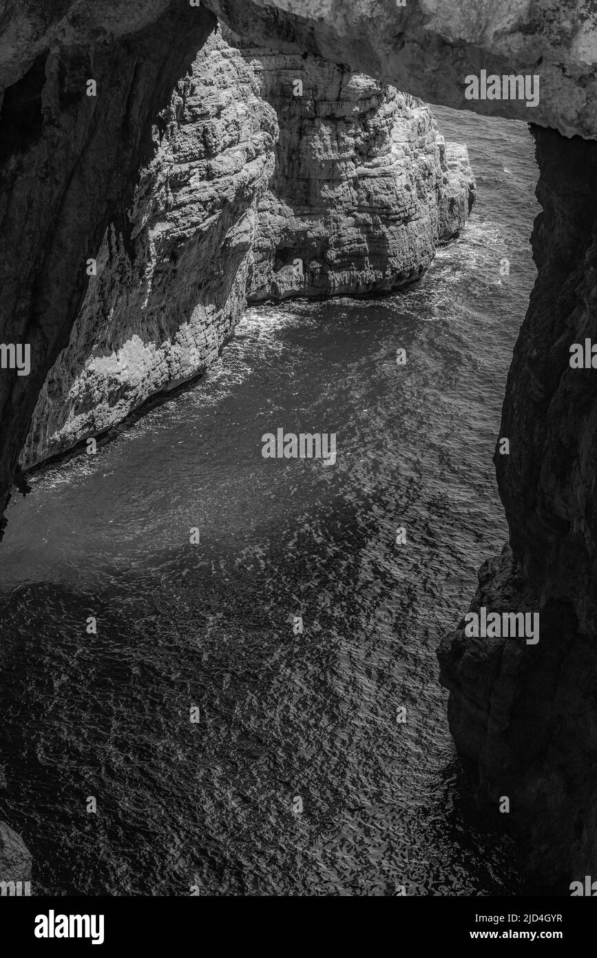 Grotta del Turco est ainsi appelé, comme au neuvième siècle, les navires des Saracens se réfugièrent dans les crevasses de ce promontoire stratégique Banque D'Images