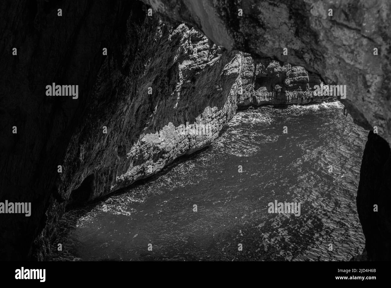 Grotta del Turco est ainsi appelé, comme au neuvième siècle, les navires des Saracens se réfugièrent dans les crevasses de ce promontoire stratégique Banque D'Images