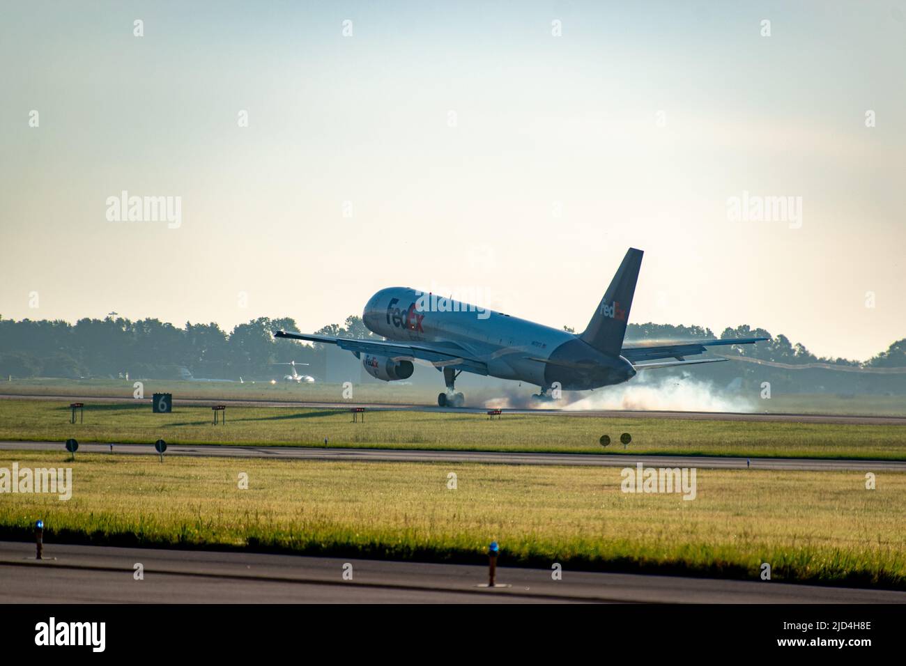 Un Boeing 757 de FedEx sur l'approche finale de l'aéroport international de Charleston Banque D'Images