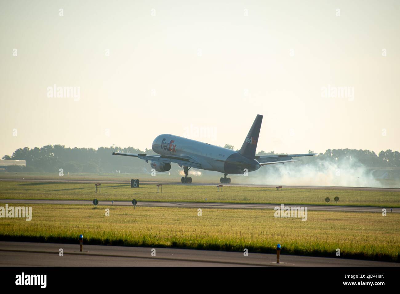 Un Boeing 757 de FedEx sur l'approche finale de l'aéroport international de Charleston Banque D'Images