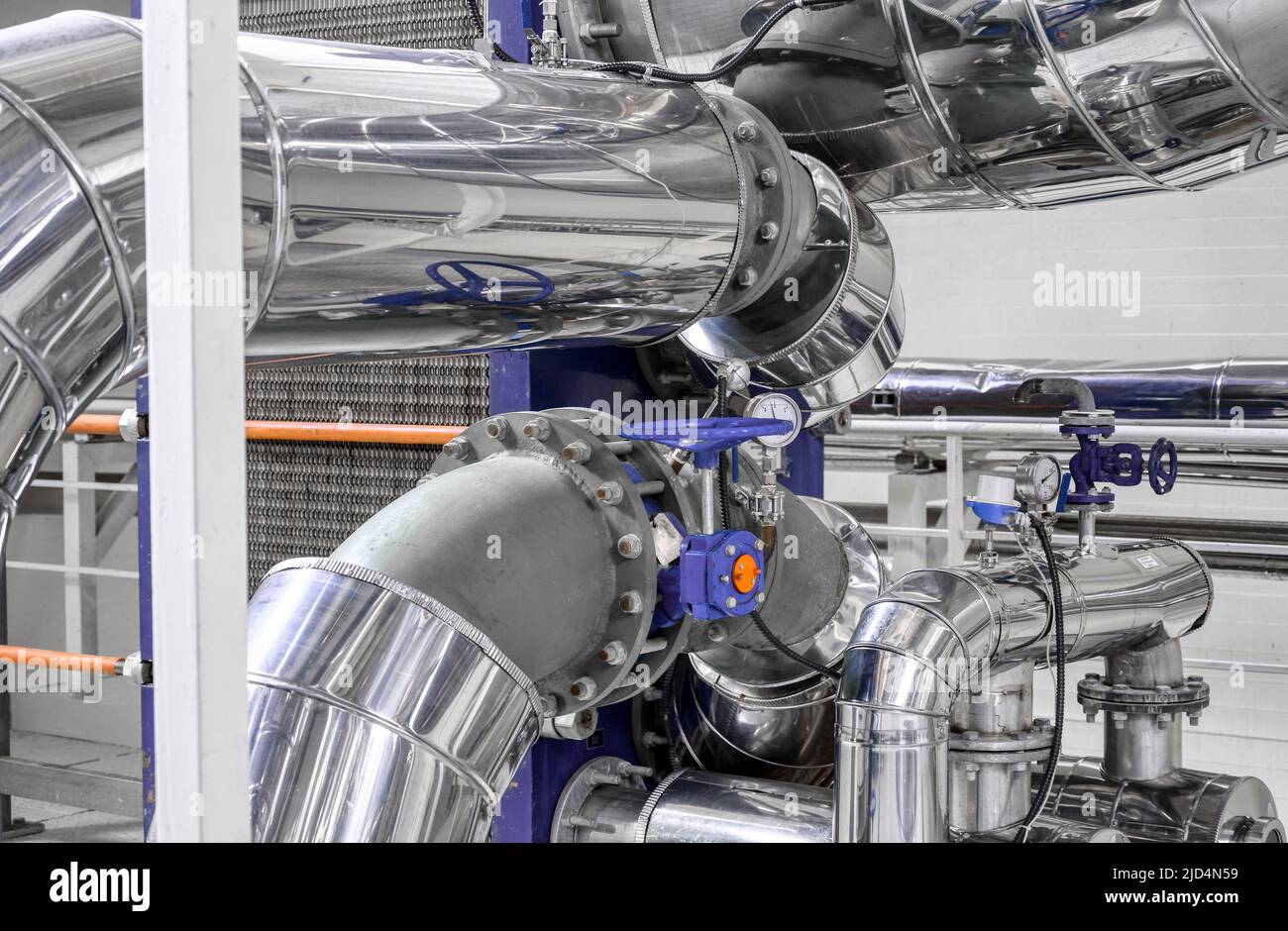 Soupapes de commande de dosage et compteurs de liquide sur le système de tuyauterie Banque D'Images