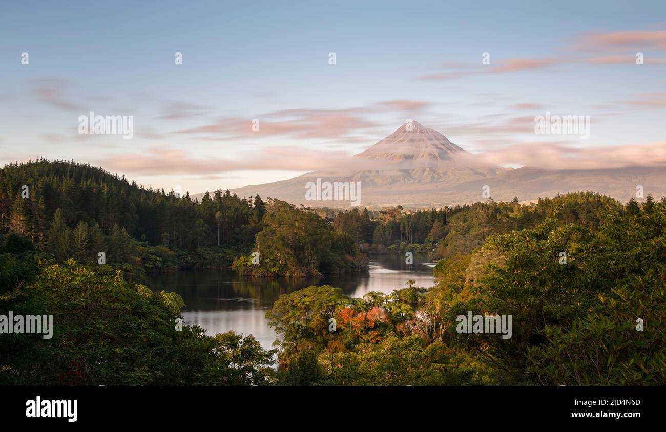 Vue au lever du soleil sur le Mont Taranaki depuis le lac Mangahoe, New Plymouth. Banque D'Images