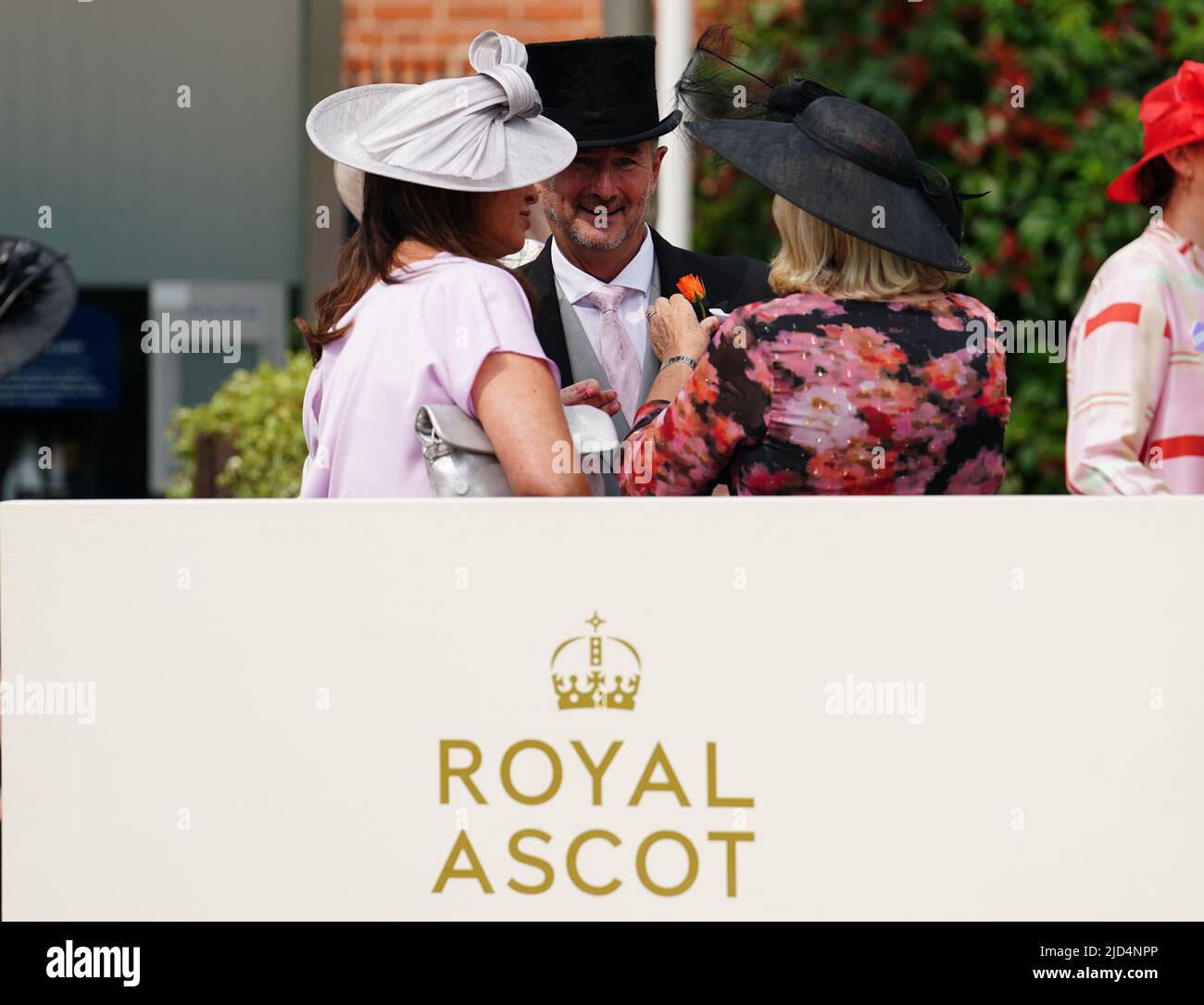 Racegoers pendant la cinquième journée de Royal Ascot à l'hippodrome d'Ascot. Date de la photo: Samedi 18 juin 2022. Banque D'Images