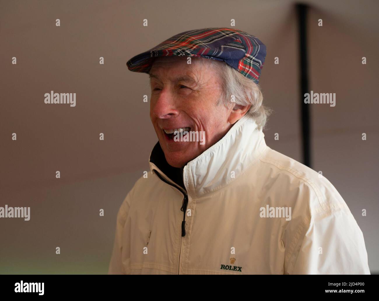 18th juin 2022. Château de Thirlestane, Lauder, frontières écossaises. Sir Jackie Stewart OBE en photo avec Edward Maitland-Carew.qui a organisé l'événement dans sa maison familiale, le château de Thirlestane. LÉGENDE DE LA PHOTO Sir Jackie Stewart OBE est vu à l'extérieur du château de Thirlestane, aux frontières écossaises, avec son emblématique Matra MS-80 02 de 1969 qui l'a propulsé à son premier titre de Formule 1. Le Flying Scot est revenu à la maison pour le plus grand nouvel événement automobile d'Écosse, le Sir Jackie Stewart Classic, présenté par Rolex, qui a lieu ce week-end (18th et 19th juin). Un week-end passionnant pour les passionnés de moto Banque D'Images