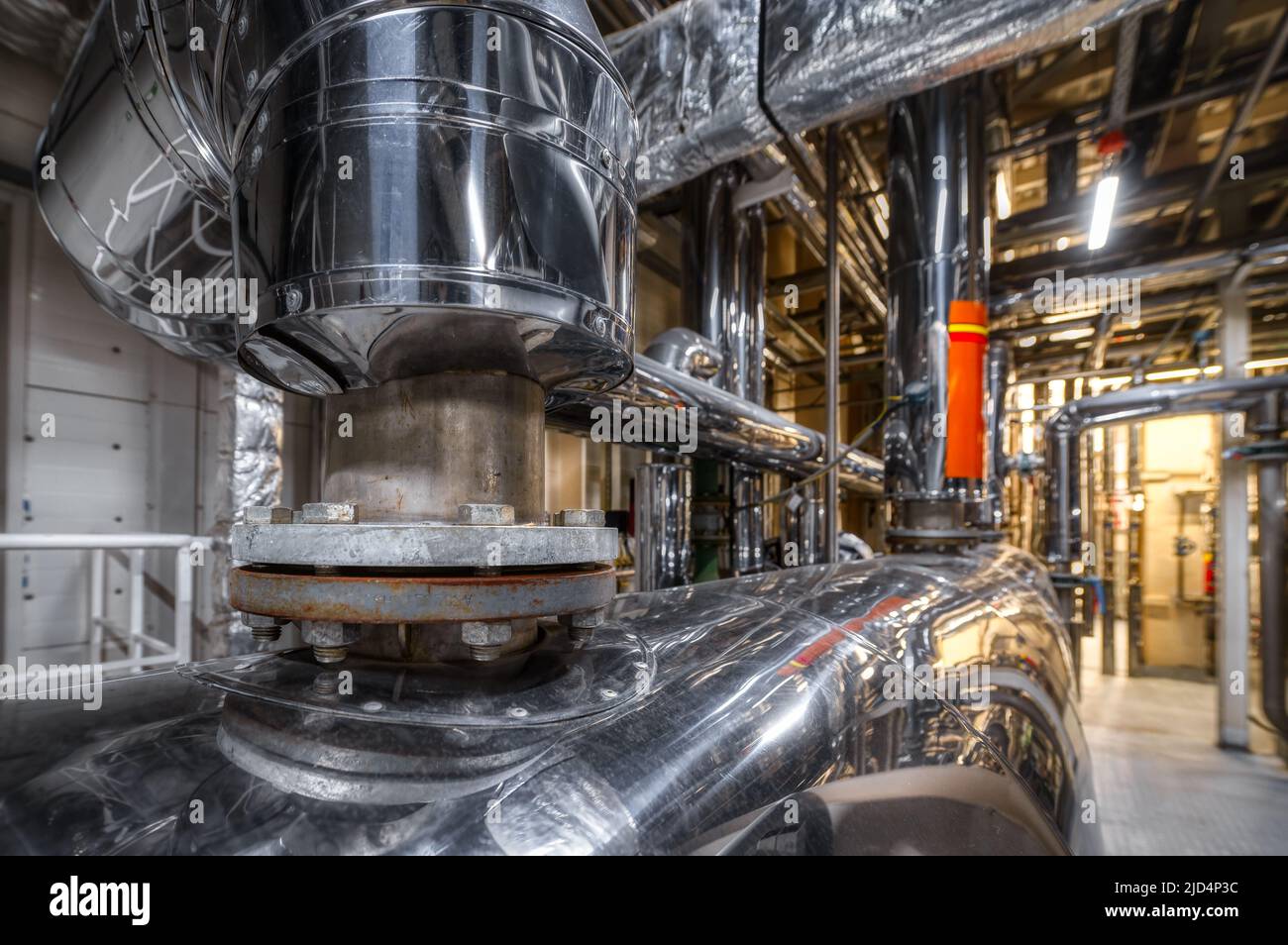 Réservoir cylindrique et système de tuyauterie à l'usine de production Banque D'Images