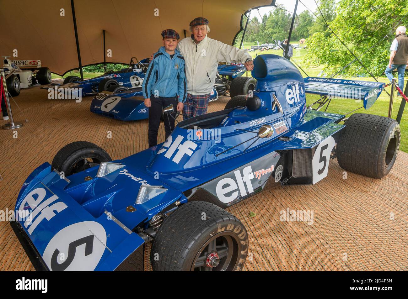 Première utilisation gratuite pour cette histoire. 18th juin 2022. Château de Thirlestane, Lauder, frontières écossaises. Sir Jackie Stewart en photo avec Kyle Fenwick-Taylor, jeune fan de sports automobiles, 11 ans de Hawick. Sir Jackie a laissé Kyle essayer l'une de ses célèbres casquettes tartan tout en regardant ses voitures de course. Sir Jackie Stewart OBE en photo avec Edward Maitland-Carew.qui a organisé l'événement dans sa maison familiale, le château de Thirlestane. LÉGENDE DE LA PHOTO Sir Jackie Stewart OBE est vu à l'extérieur du château de Thirlestane, aux frontières écossaises, avec son emblématique Matra MS-80 02 de 1969 qui l'a propulsé à son premier titre de Formule 1. Le Flyi Banque D'Images