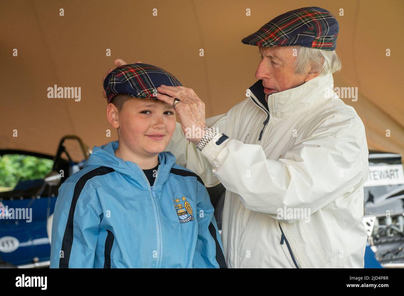 Première utilisation gratuite pour cette histoire. 18th juin 2022. Château de Thirlestane, Lauder, frontières écossaises. Sir Jackie Stewart en photo avec Kyle Fenwick-Taylor, jeune fan de sports automobiles, 11 ans de Hawick. Sir Jackie a laissé Kyle essayer l'une de ses célèbres casquettes tartan tout en regardant ses voitures de course. Sir Jackie Stewart OBE en photo avec Edward Maitland-Carew.qui a organisé l'événement dans sa maison familiale, le château de Thirlestane. LÉGENDE DE LA PHOTO Sir Jackie Stewart OBE est vu à l'extérieur du château de Thirlestane, aux frontières écossaises, avec son emblématique Matra MS-80 02 de 1969 qui l'a propulsé à son premier titre de Formule 1. Le Flyi Banque D'Images