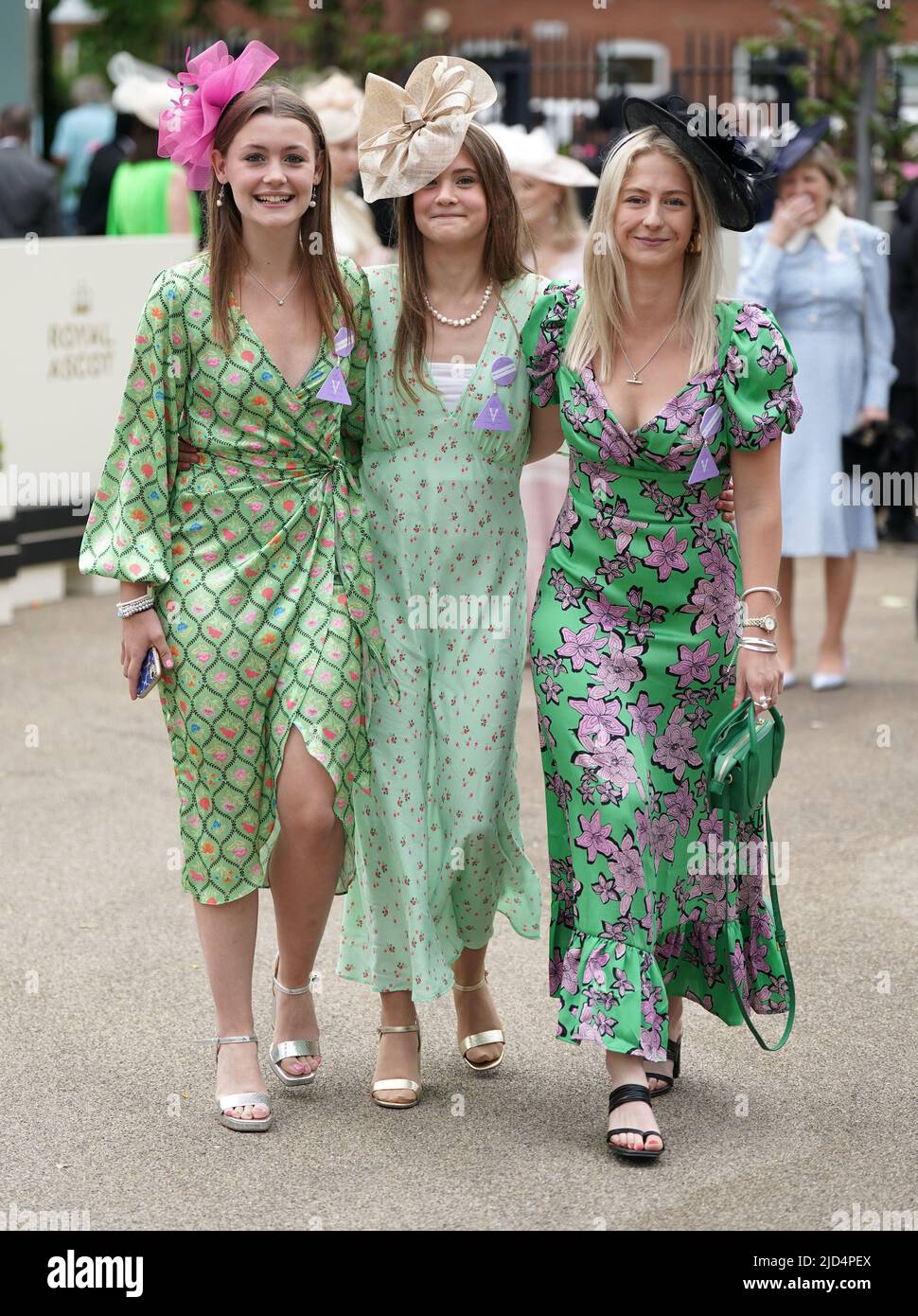 Les Racegoers arrivent pour le cinquième jour de Royal Ascot à l'hippodrome d'Ascot. Date de la photo: Samedi 18 juin 2022. Banque D'Images