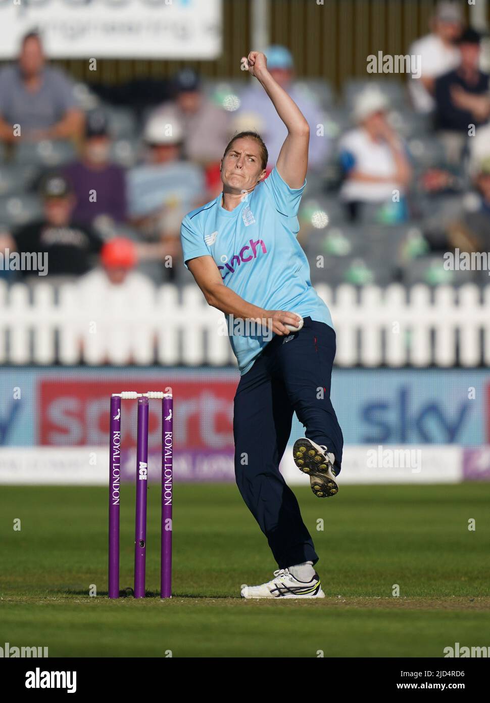 Photo du dossier datée du 15-09-2021 de Katherine Brunt, de l'Angleterre, qui a annoncé sa retraite de Test cricket alors que la couturière de l'Angleterre a l'intention de concentrer ce qui reste de sa carrière sur les formats les plus courts. Date de publication : vendredi 18 juin 2022. Banque D'Images