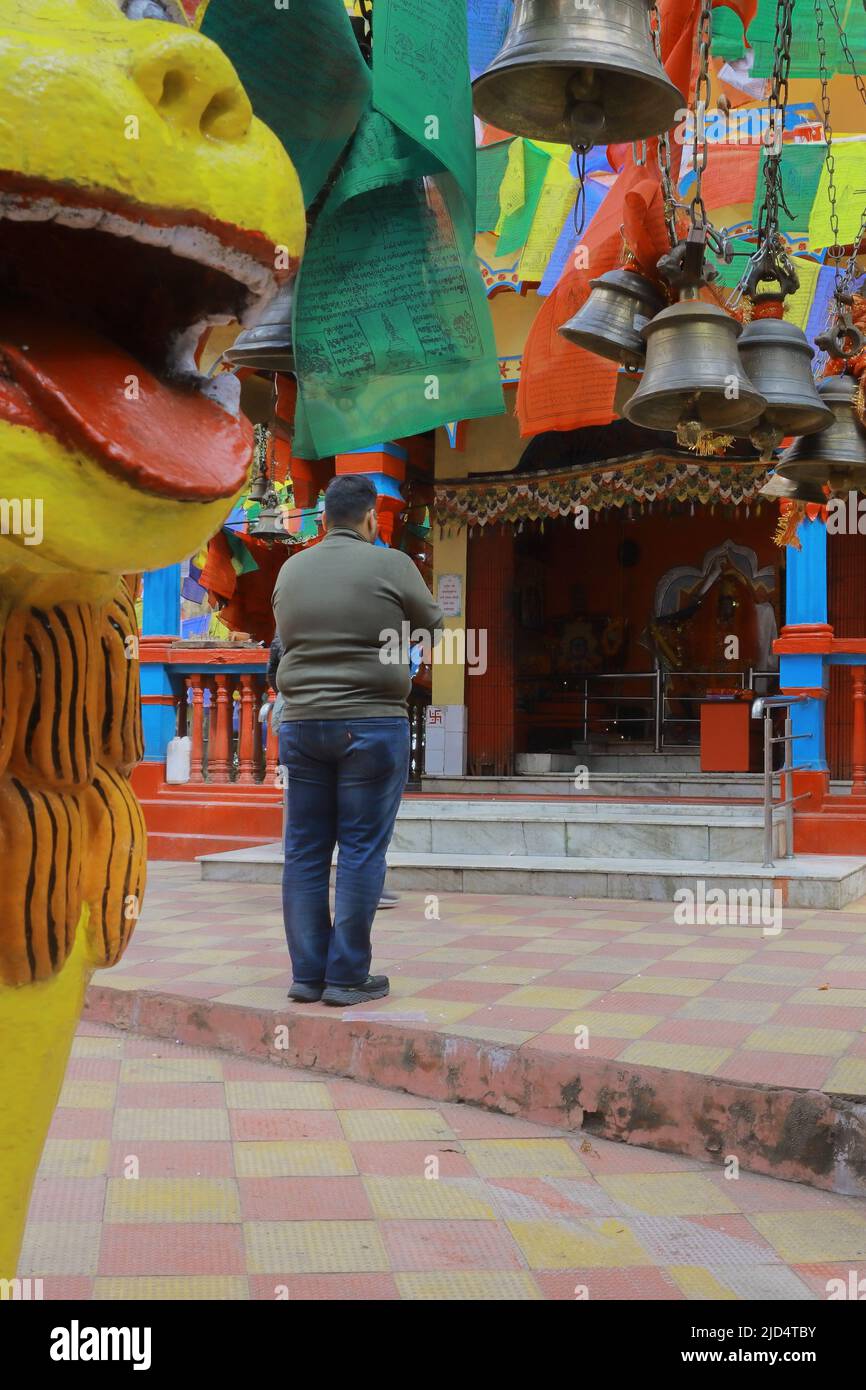 l'homme prie le dieu à l'ancien et célèbre temple mahakal, l'ancien temple hindou est situé à darjeeling, bengale occidental, inde Banque D'Images