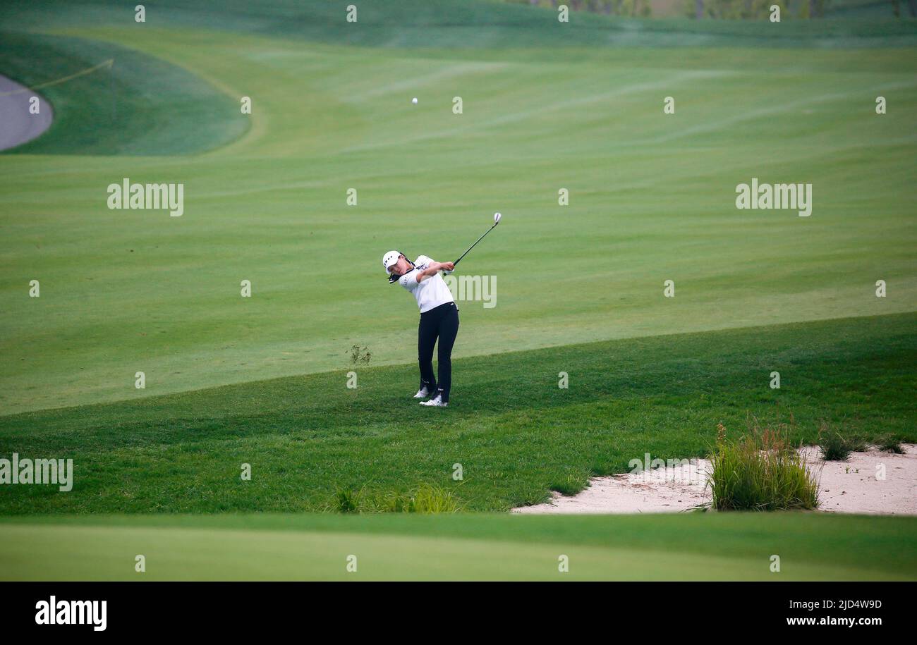 Séoul, Corée du Sud. 11th juin 2022. Lee Je-Yeong (KOR), 11 juin 2022 - Golf : Lee Je-Yeong de Corée du Sud regarde son tir sur le fairway 18th lors du deuxième tour du tournoi de golf des maîtres Queens de Celltrion de la KLPGA 2022 au country club de Seolhaeone à Yangyang, à l'est de Séoul, en Corée du Sud. Credit: Lee Jae-won/AFLO/Alay Live News Banque D'Images