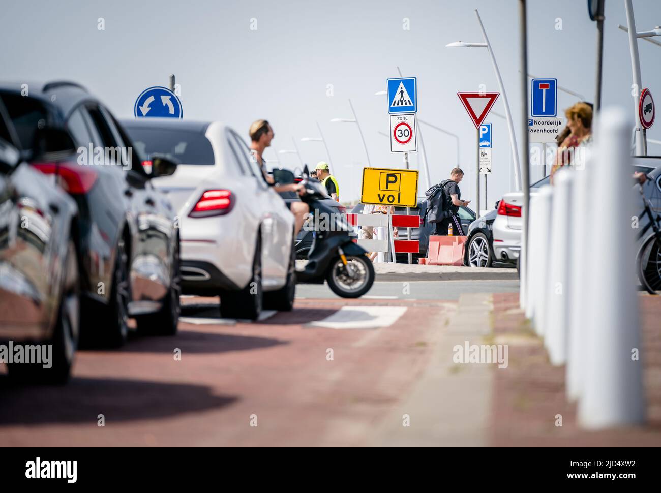 2022-06-18 11:28:49 SCHEVENINGEN - trafic occupé à la plage de Scheveningen. En raison de la chaleur persistante, les gens cherchent à se rafraîchir sur la plage. ANP BART MAAT pays-bas hors - belgique hors Banque D'Images