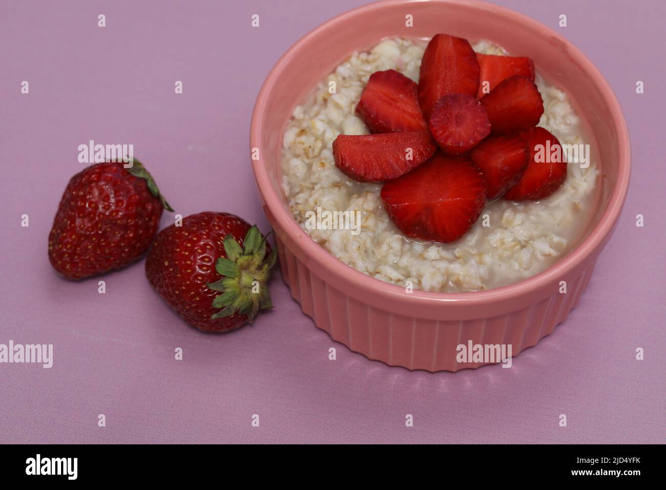 petit-déjeuner d'été avec flocons d'avoine et fraises fraîches Banque D'Images