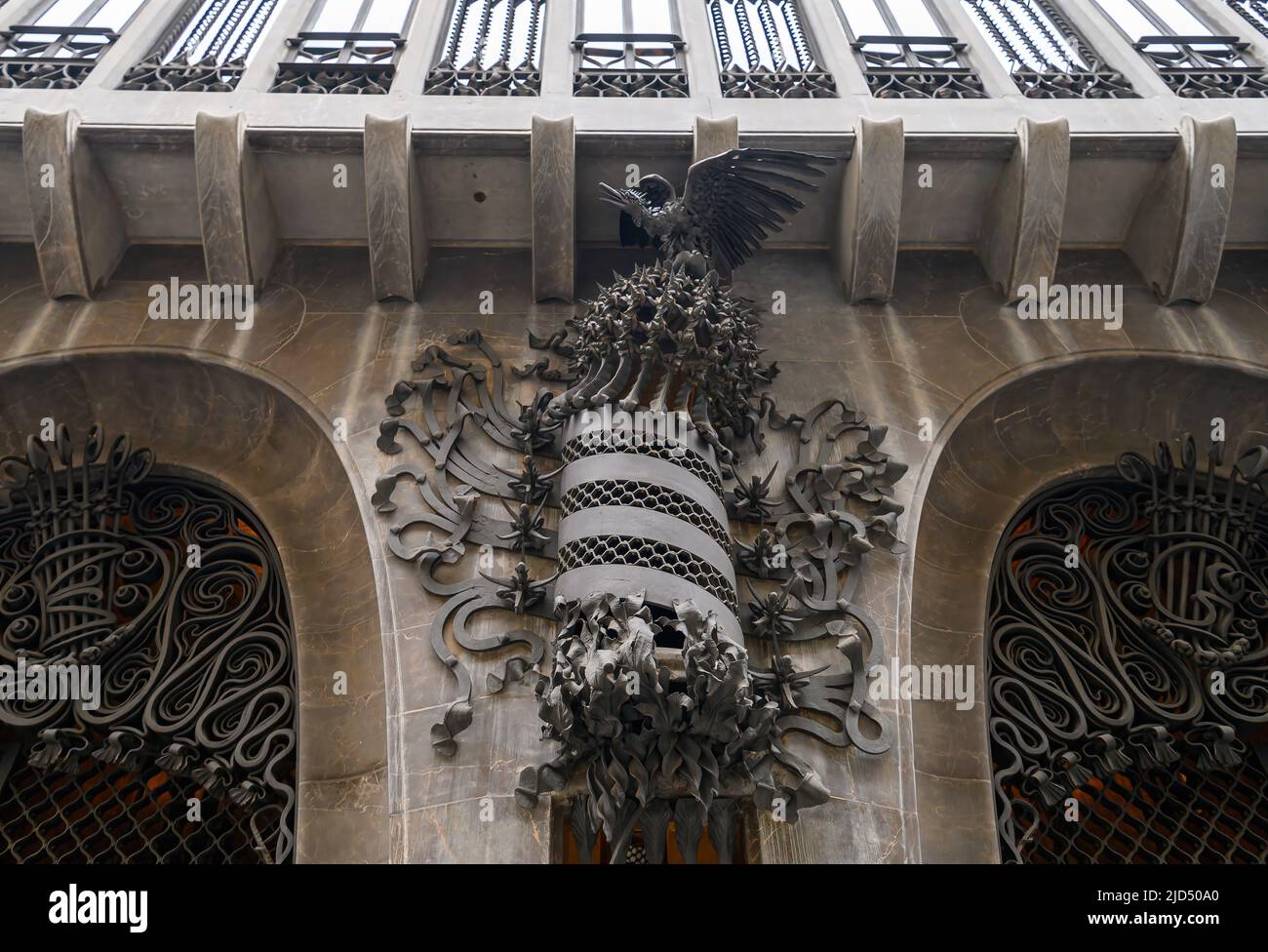 Barcelone, Espagne. Détail de la façade du Palau Guell ou palais. Un manoir conçu par l'architecte catalan Antoni Gaudi Banque D'Images