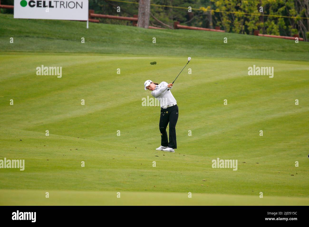 Séoul, Corée du Sud. 11th juin 2022. Parc Hyo-Jin (KOR), 11 juin 2022 - Golf : le Parc Hyo-Jin de Corée du Sud observe son tir sur le fairway de 18th lors du deuxième tour du tournoi de golf Queens Masters de Celltrion de la KLPGA 2022 au country club de Seolhaeone à Yangyang, à l'est de Séoul, en Corée du Sud. Credit: Lee Jae-won/AFLO/Alay Live News Banque D'Images