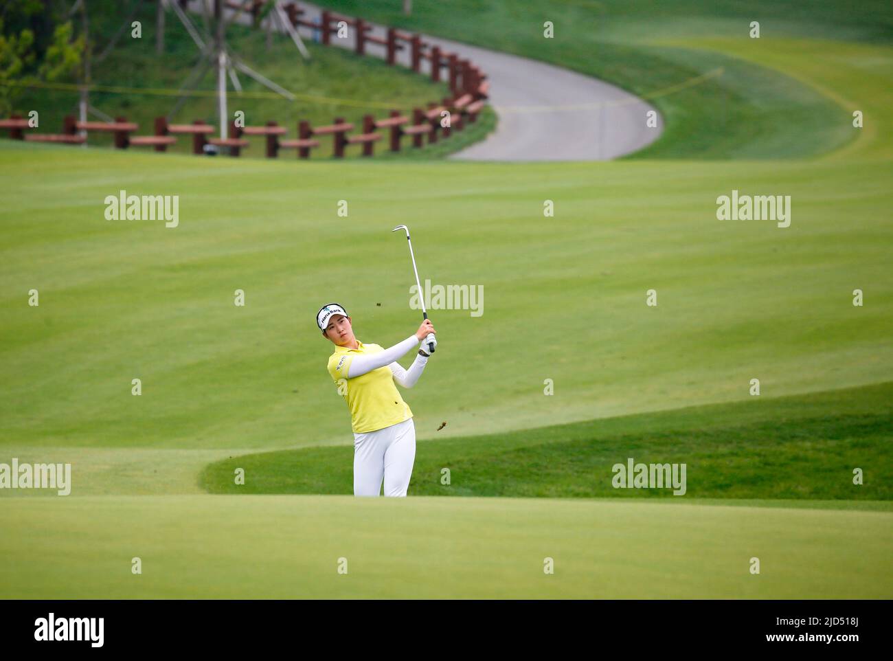 Séoul, Corée du Sud. 11th juin 2022. Bong Seung-hui (KOR), 11 juin 2022 - Golf : Bong Seung-hui de Corée du Sud observe son tir sur le fairway 18th lors du deuxième tour du tournoi de golf Queens Masters de la KLPGA Celltrion 2022 au country club de Seolhaeone à Yangyang, à l'est de Séoul, en Corée du Sud. Credit: Lee Jae-won/AFLO/Alay Live News Banque D'Images