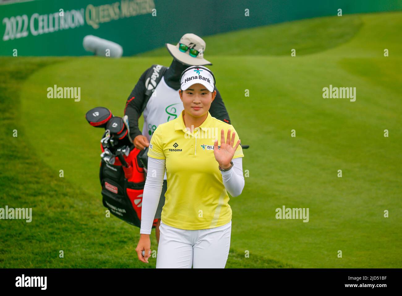 Bong Seung-hui (KOR), 11 juin 2022 - Golf : Bong Seung-hui, de Corée du Sud, part du green 18th au cours du deuxième tour du tournoi de golf de la KLPGA Celltrion Queens Masters 2022 au country club de Seolhaeone à Yangyang, à l'est de Séoul, en Corée du Sud. (Photo de Lee Jae-Won/AFLO) (CORÉE DU SUD) Banque D'Images