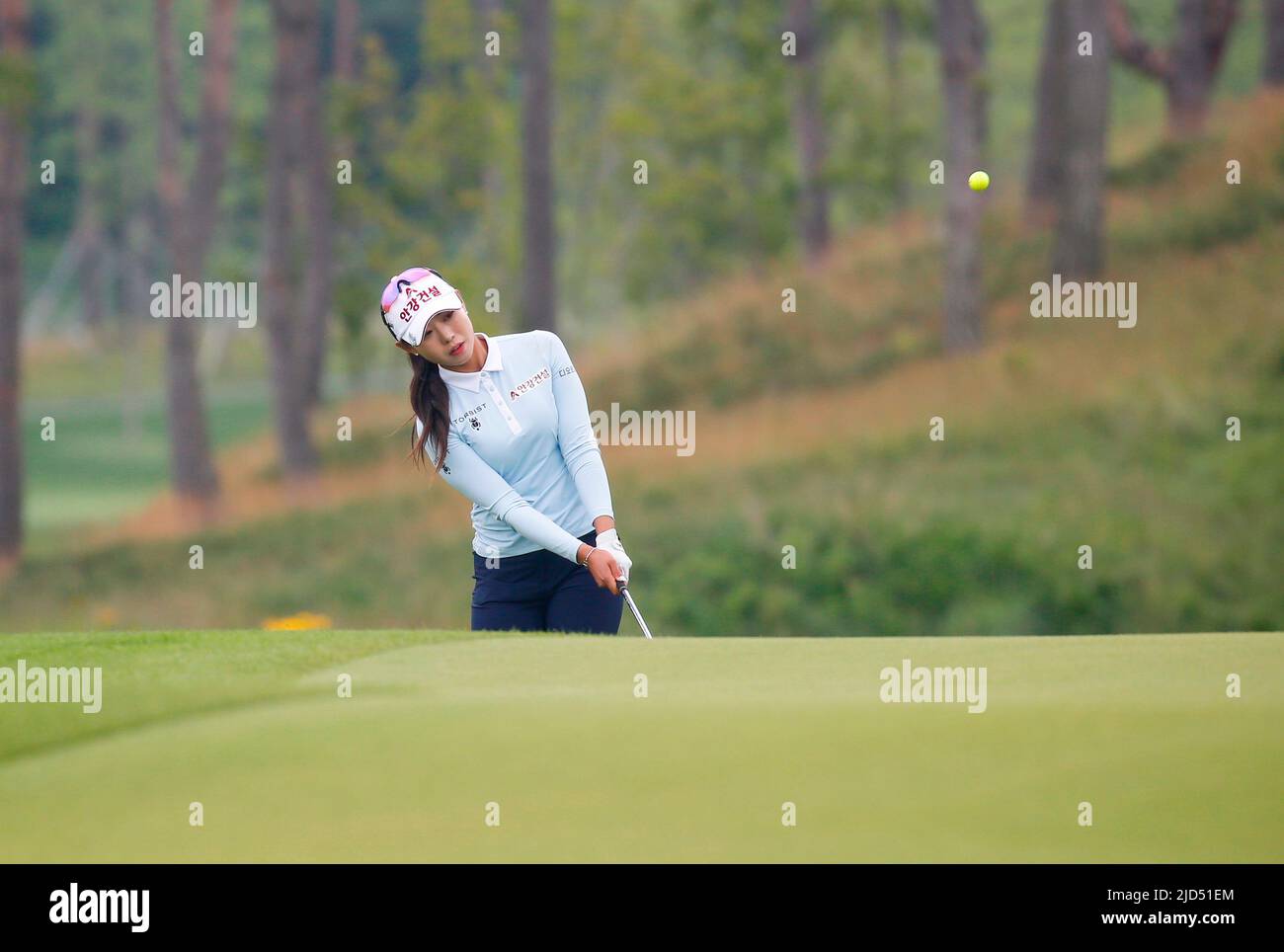 Séoul, Corée du Sud. 11th juin 2022. Lee Chae-Eun 2 (KOR), 11 juin 2022 - Golf : Lee Chae-Eun 2 de Corée du Sud observe son tir sur le green 9th lors du deuxième tour du tournoi de golf Queens Masters de la KLPGA Celltrion 2022 au country club de Seolhaeone à Yangyang, à l'est de Séoul, en Corée du Sud. Credit: Lee Jae-won/AFLO/Alay Live News Banque D'Images