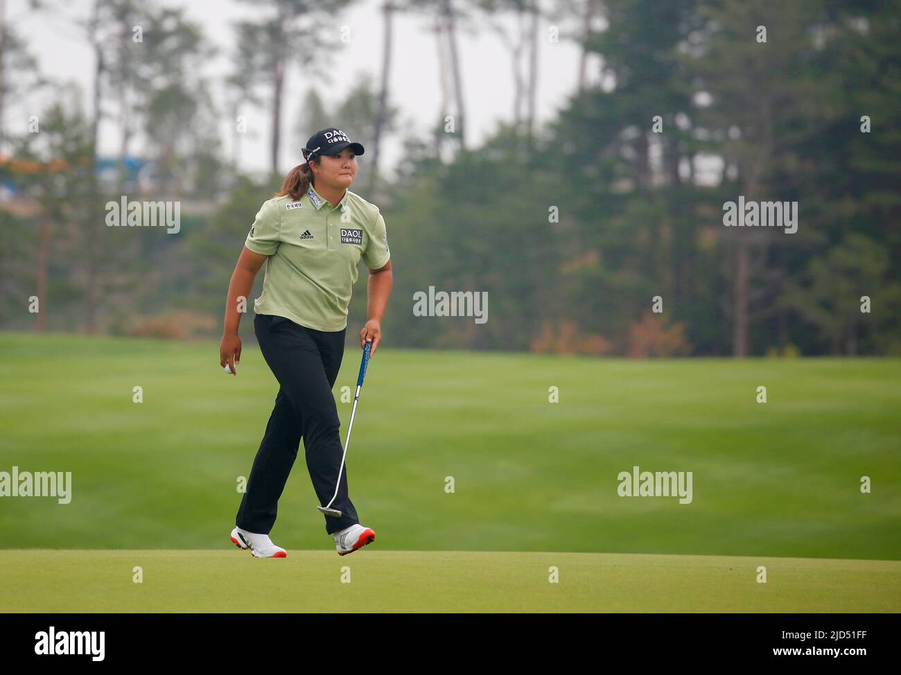 Séoul, Corée du Sud. 11th juin 2022. Ryu Hae-Ran (KOR), 11 juin 2022 - Golf : Ryu Hae-Ran de Corée du Sud part du vert 9th lors du deuxième tour du tournoi de golf des maîtres Queens de Celltrion de la KLPGA 2022 au country club de Seolhaeone à Yangyang, à l'est de Séoul, en Corée du Sud. Credit: Lee Jae-won/AFLO/Alay Live News Banque D'Images