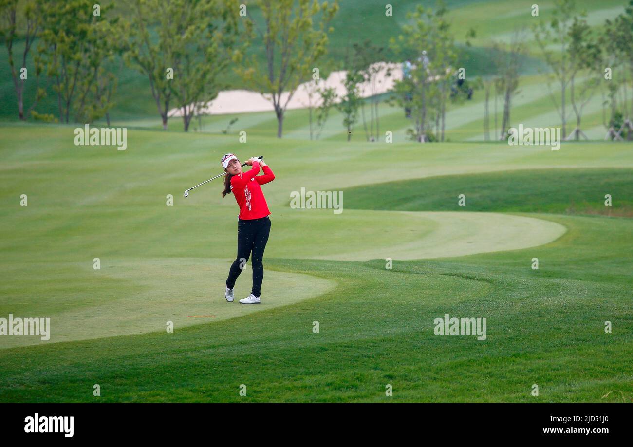 Séoul, Corée du Sud. 11th juin 2022. Kang Yea-Lin (KOR), 11 juin 2022 - Golf : Kang Yea-Lin de Corée du Sud observe son tir sur le fairway 18th lors du deuxième tour du tournoi de golf des maîtres Queens de Celltrion de la KLPGA 2022 au country club de Seolhaeone à Yangyang, à l'est de Séoul, en Corée du Sud. Credit: Lee Jae-won/AFLO/Alay Live News Banque D'Images